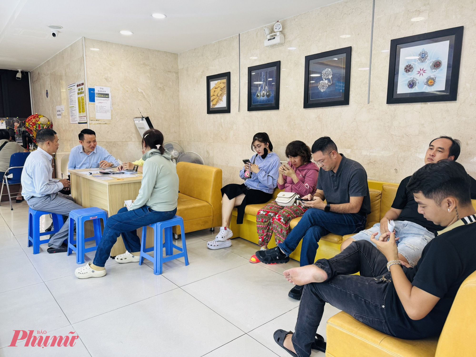 Bên trong khu vực bán vàng miếng SJC, cũng có vài chục khách hàng đang ngồi chờ