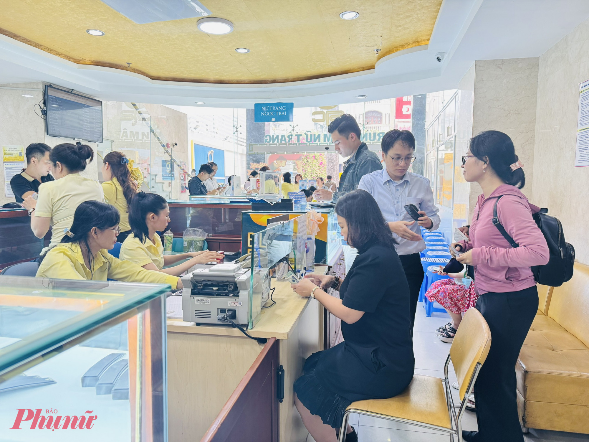 Theo quy định mới, nếu khách giao dịch bằng tiền mặt thì giá trị giao dịch phải dưới 20 triệu đồng/ngày