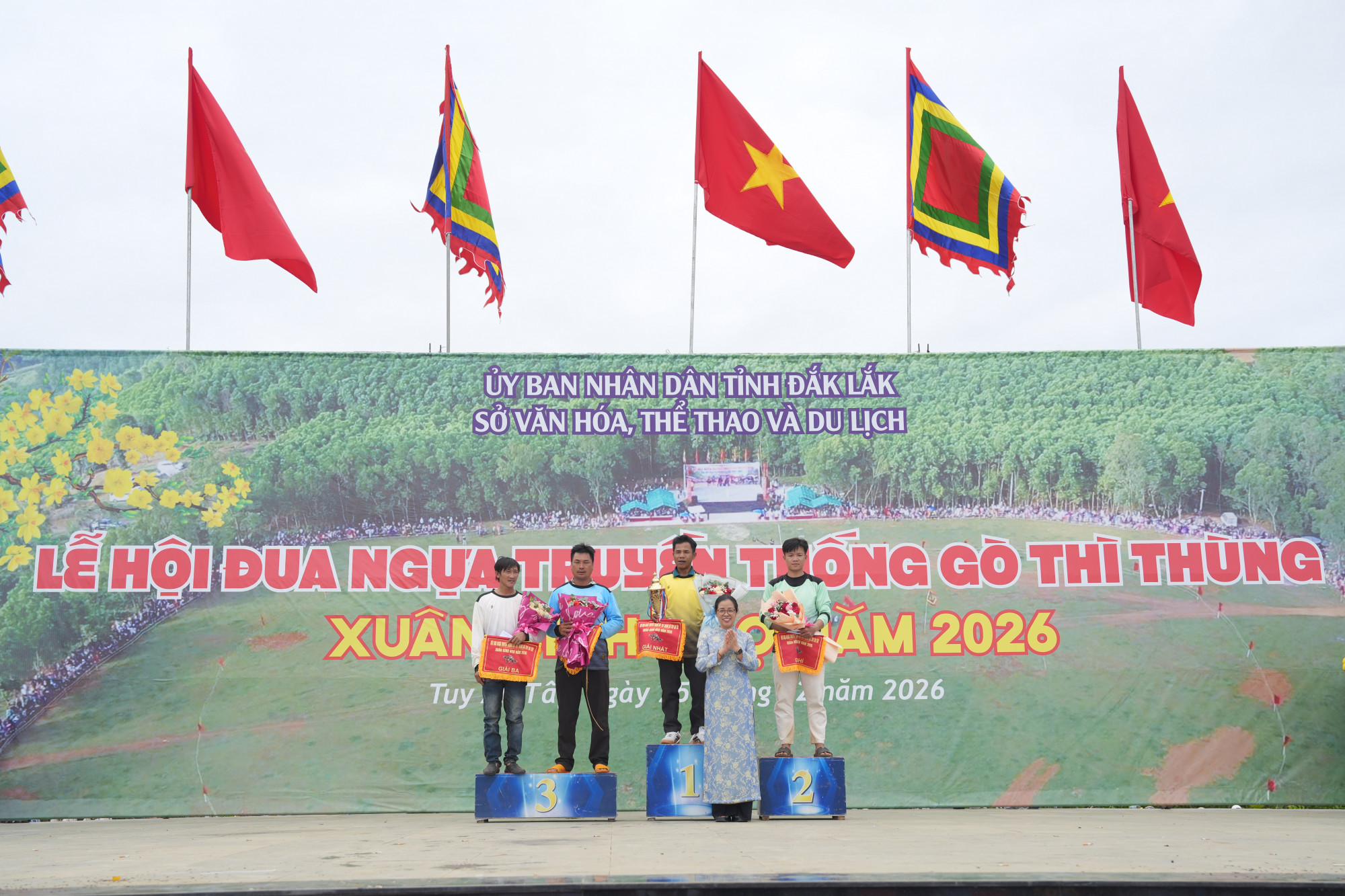 Ban tổ chức trao giải cho các đội giành chiến thắng - ảnh: Minh Nguyệt