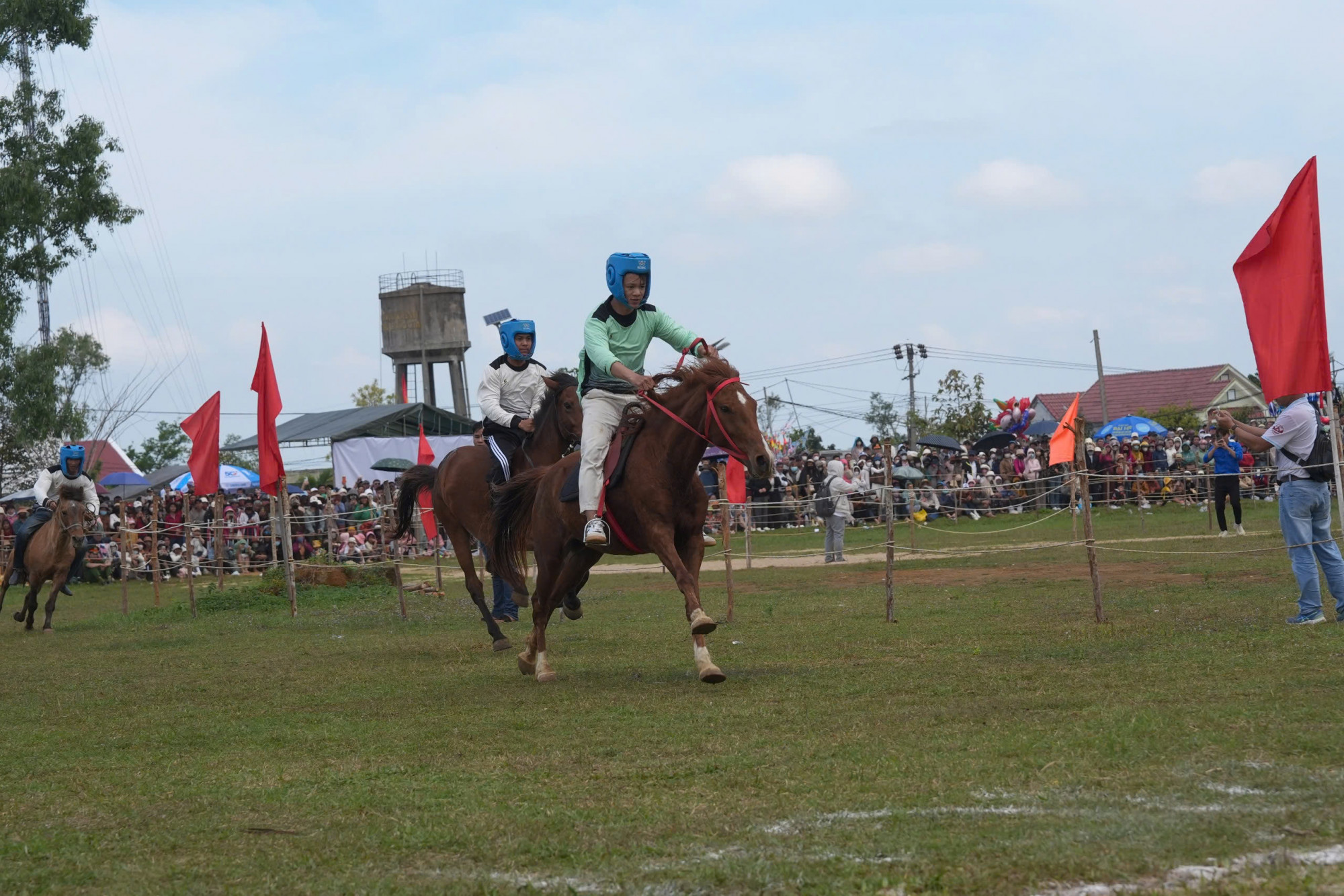 Những màn tranh tài đầy kịch tính của các kỵ mã - ảnh: Minh Nguyệt
