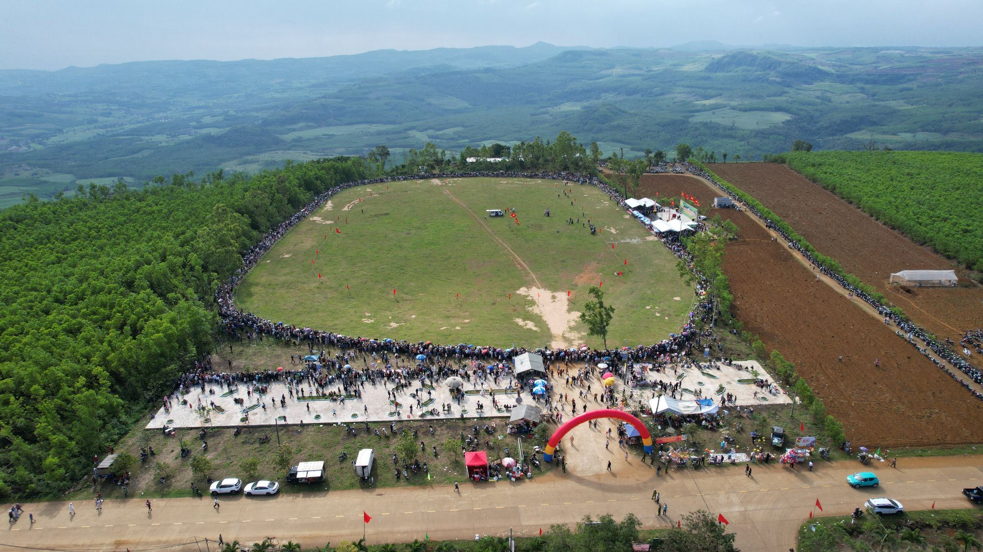 Toàn cảnh Hội đua ngựa truyền thống Gò Thì Thùng Xuân Bính Ngọ năm 2026 - ảnh: Minh Nguyệt