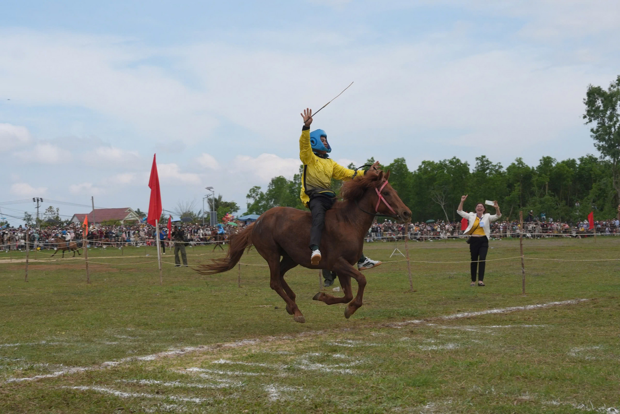 Các “kỵ sĩ nông dân” vỡ òa cảm xúc khi cùng kỵ mã của mình về đích - ảnh Minh Nguyệt