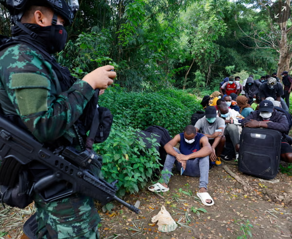 Một binh sĩ Thái Lan đứng canh gác những người đã trốn sang Thái Lan từ khu trại KK Park ở Myanmar. Campuchia và Myanmar đang chứng kiến ​​số lượng nạn nhân vô gia cư tại các trung tâm lừa đảo ngày càng tăng. Ảnh: Sarot Meksophawannakul/Thai News Pix/AFP/Getty Images