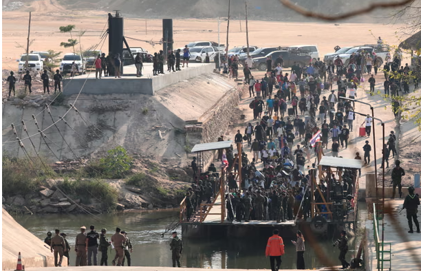 Hơn 250 nạn nhân của các băng nhóm lừa đảo được thả ở Myanmar đã đến Thái Lan vào tháng 2 năm 2025. Ảnh: Somrerk Kosolwitthayanant/EPA