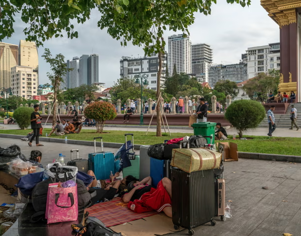 Những người Indonesia được giải cứu khỏi các trung tâm lừa đảo ở Campuchia chờ đợi bên ngoài đại sứ quán Indonesia tại Phnom Penh, Campuchia, ngày 22 tháng 1. Ảnh: Anadolu/Getty Images