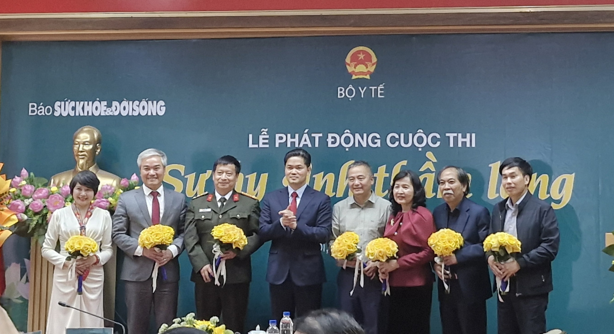 Thứ trưởng Bộ Y tế tặng hoa cho Hội đồng chung khảo - ảnh: H.Anh