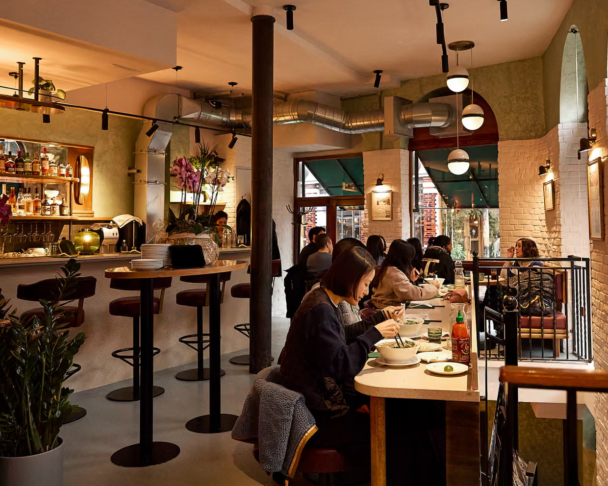 Với nhiều thực khách, quán Sông Quê không chỉ là một nhà hàng, mà còn là địa chỉ quen thuộc gắn liền với hình ảnh phở Việt giữa lòng nước Anh - Ảnh:  Phoebe Pearson 