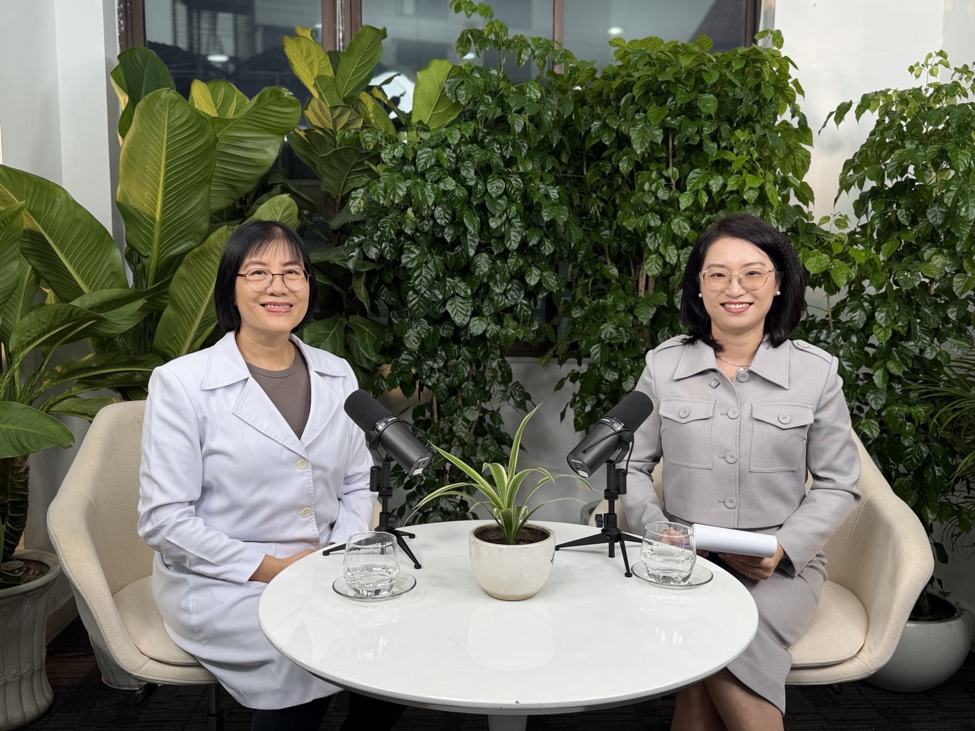 PGS.TS.BS.Thầy thuốc Ưu tú Trần Hải Yến chia sẻ trong chuỗi talkshow Chăm sóc cửa sổ tâm hồn do Báo Phụ Nữ TPHCM tổ chức (ảnh: Nguyễn Quang)