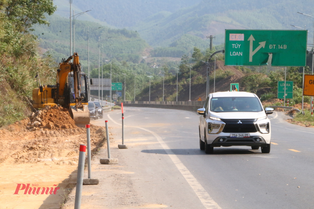 Sau những ngày nghỉ Tết Nguyên đán Cờ đỏ tung bay dọc tuyến, những tấm băng rôn “Thi đua lao động đầu xuân” nổi bật giữa đại công trường rộng lớn. Không khí làm việc hăng say đầu năm.
