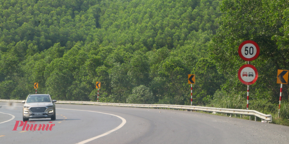 Do vừa khai thác tuyến đường 2 làn  xe vừa thi công nên Ban Quản lý dự án đường Hồ Chí Minh (Ban quản lý) - chủ đầu tư Dự án mở rộng cao tốc La Sơn - Hòa Liên phối hợp với Cục CSGT, phòng CSGT hai địa phương TP Đà Nẵng- TP Huế đã cấm biển báo tốc độ tối đa 50Km/giờ trên toàn tuyến với các phương tiện giao thông được phép lưu thônh trên tuyến cao tốc này