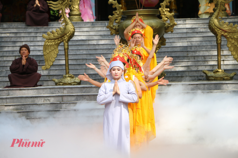 Khi Chế Mân qua đời, bà trở về Đại Việt trong một hành trình đầy sóng gió, để lại nơi đất khách đứa con thơ, một chi tiết luôn khiến lịch sử lặng đi trong niềm thương cảm. Rồi sau đó, bà chọn con đường tu hành, với pháp danh Hương Tràng, sống một đời thanh tịnh cho đến lúc viên tịch.