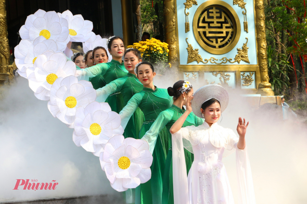 Và mỗi mùa xuân, khi đứng trên núi Ngũ Phong nhìn xuống đồng bằng Thuận Hoá – Phú Xuân, ta có cảm giác như lịch sử đang hiện hữu bóng dáng Phật hoàng với tầm nhìn vượt thời đại, và Huyền Trân, người đã biến tầm nhìn ấy thành số phận của chính mình.