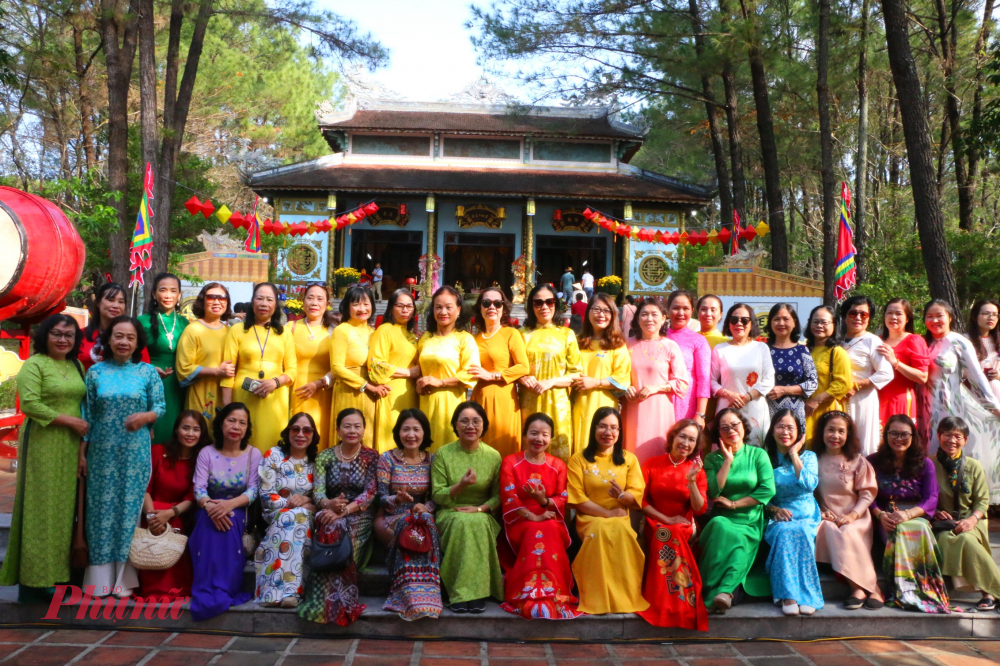 ; Đồng thời quảng bá giá trị văn hóa Huế, gắn kết phát triển văn hóa - du lịch, tạo không khí vui tươi, trang nghiêm trong những ngày đầu xuân mới phục vụ Nhân dân và du khách thập phương.