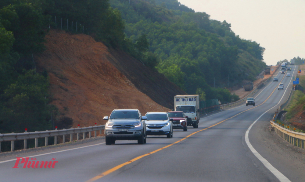 “Hiện nay trên công trường về phía Ban quản lý dự án đường Hồ Chí Minh đã đôn đốc tất cả các nhà thầu vào cuộc và các nhà thầu đã triển khai từ hôm chiều mùng 6 Tết cho đến hôm nay. Không khí trên công trường rộn ràng với hy vọng là thời tiết năm nay sẽ thuận lợi nắng nhiều ngay từ Tết như này thì các nhà thầu sẽ tập trung và đẩy nhanh để sớm về đích, đúng tiến độ”.
