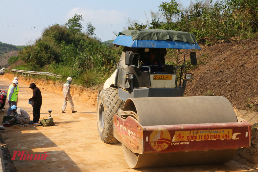 Một kỹ sư thuộc công ty cổ phẩn 484 thuộc Tập đoàn CIENCO4 phụ trách một mũi thi công nền đường, chia sẻ: “Ngay từ mùng  6 Tết, anh em đã có mặt đông đủ. Ai cũng xác định tranh thủ từng giờ nắng đẹp để bù tiến độ. Đầu năm ra quân thuận lợi là tín hiệu tốt cho cả năm.”