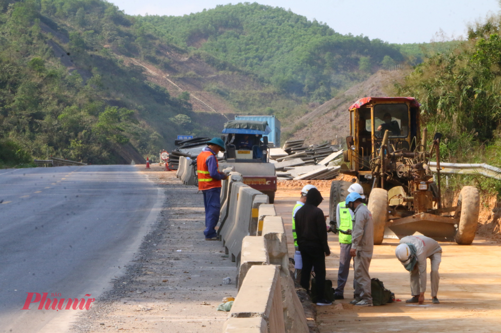 Ban Quản lý dự án đường Hồ Chí Minh (Ban quản lý) - chủ đầu tư Dự án mở rộng cao tốc La Sơn - Hòa Liên phối hợp với Cục CSGT, phòng CSGT hai địa phương TP Đà Nẵng- TP Huế đCông trường mở rộng cao tốc Hòa Liên - La Sơn lên 4 làn xe lại bắt đầu rộn ràng khi chủ đầu tư quyết tâm đưa dự án về đích đúng hẹn.