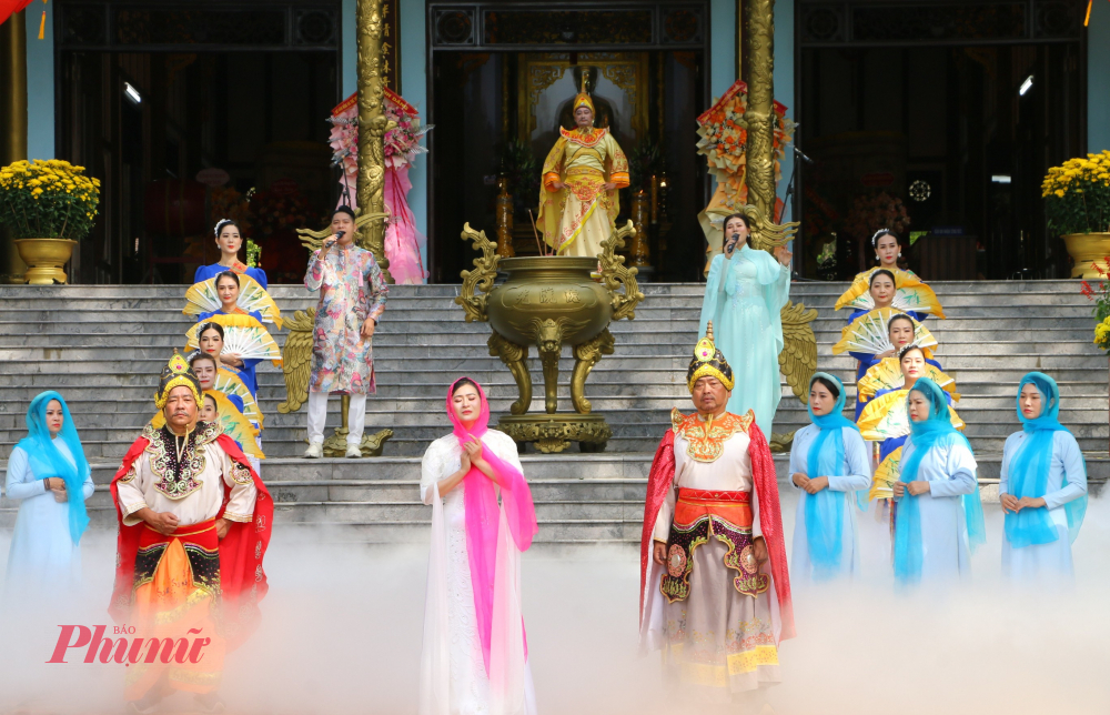 Trong hoạt cảnh công chúa Huyền Trân (diễn viên vào vai) xúc động chia tay cha mẹ, người yêu để lên kiệu hoa vào Chiêm Thành làm vợ vua Chế Mân, mang về cho Đại Việt một vùng đất Châu Ô, Châu Lý rộng ngàn dặm.