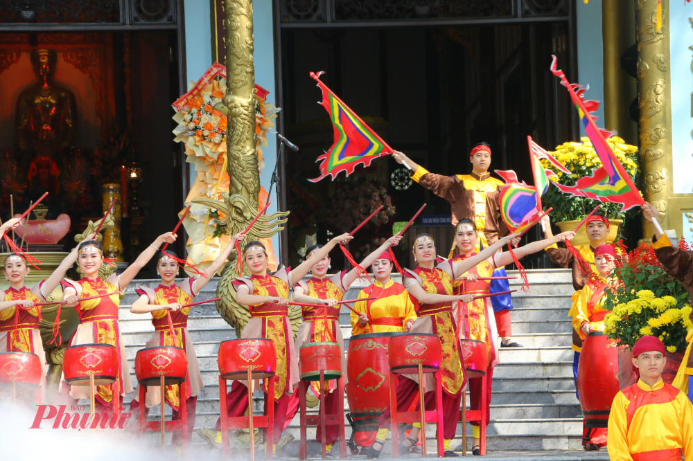 Công chúa Huyền Trân là con vua Trần Nhân Tông, vị vua anh minh của triều Trần. Vào đầu thế kỷ XIV, để đổi lấy hai châu Ô và Lý, mở rộng bờ cõi Đại Việt về phương Nam, bà đã chấp nhận cuộc hôn nhân chính trị với vua Chiêm Thành. Sự hy sinh thầm lặng ấy góp phần quan trọng trong tiến trình Nam tiến của dân tộc, đặt nền móng cho sự hình thành và phát triển của vùng đất Thuận Hóa – Phú Xuân sau này. 