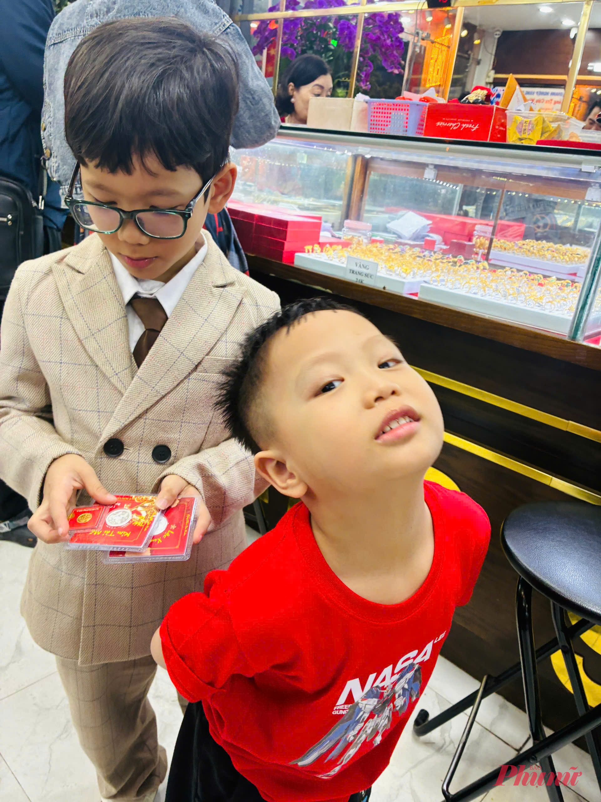 Cậu bé Bút Chì (trái) luôn nhạy cảm về tiền bạc hơn so với anh chị (Ảnh: Tác giả cung cấp)