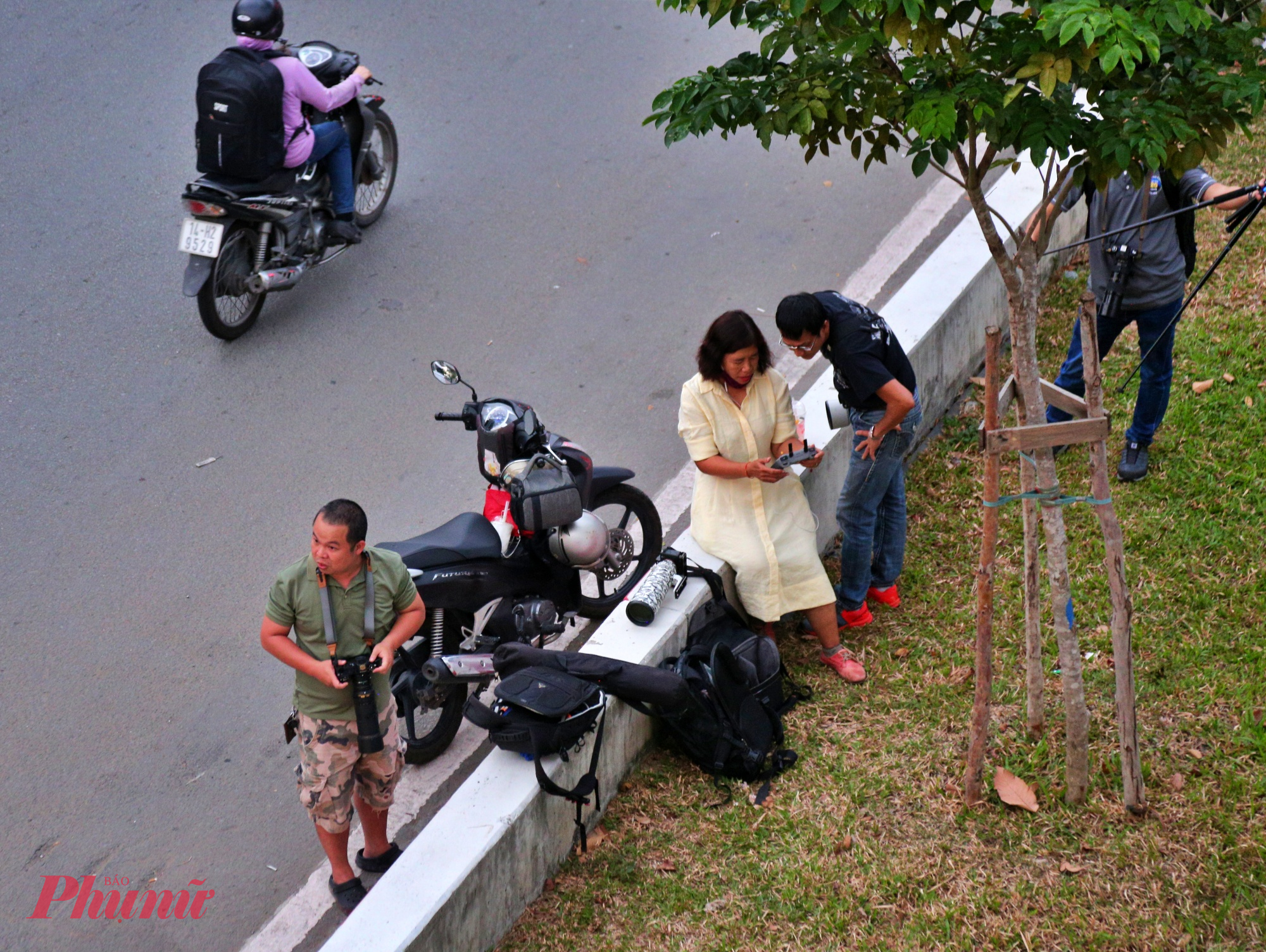 Với những nhiếp ảnh gia chuyên nghiệp thì đầu từ bài bản hơn với ống kính dài, flycam, chân máy,... chụp lại khoảnh khắc hoàng hôn tuyệt đẹp trên cầu Sài Gòn.