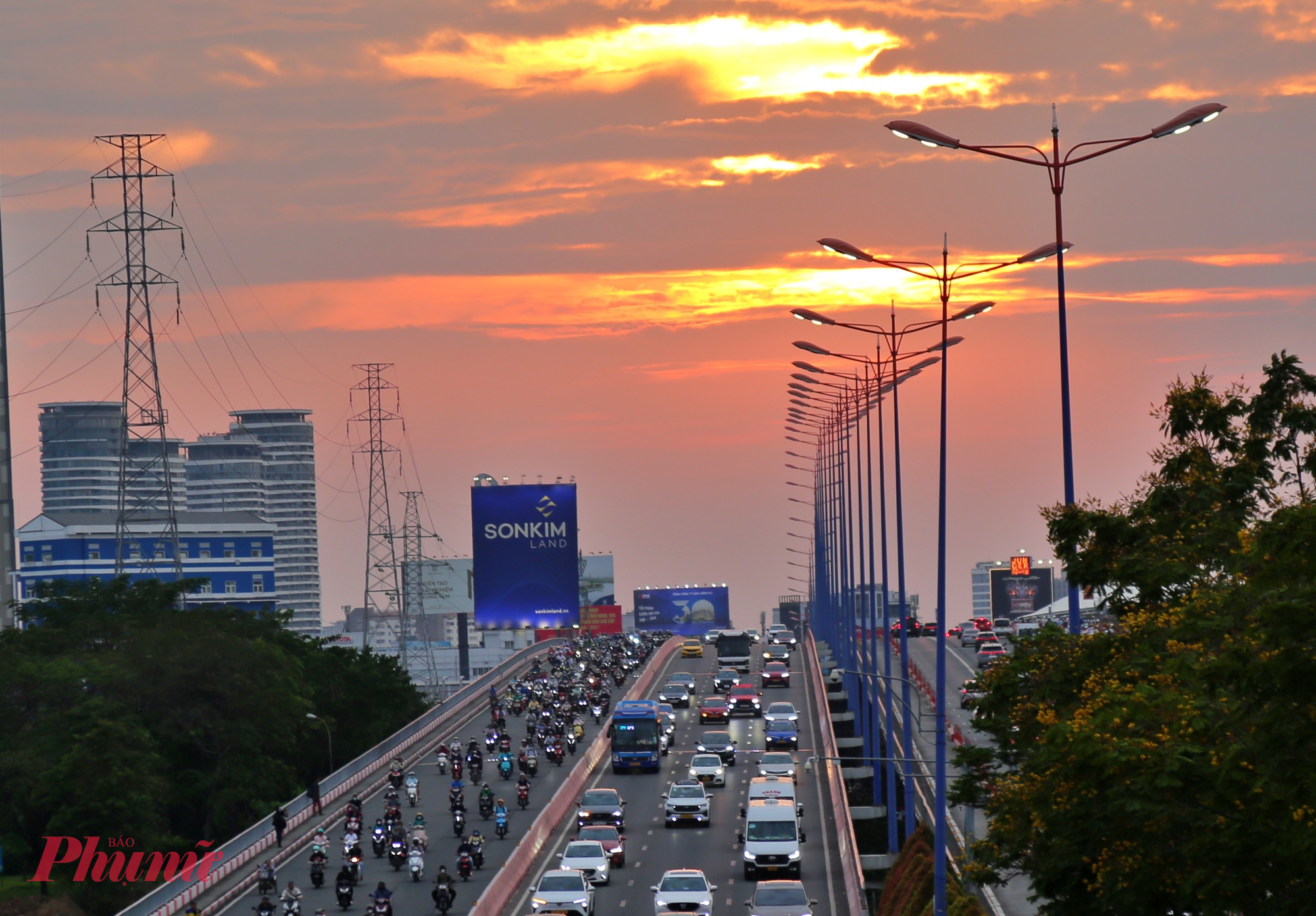 Sau hơn một giờ chờ đợi, khi mặt trời dần len lỏi qua những đám mây mỏng, chiếu những tia nắng cuối cùng xuống dòng xe cộ tấp nập bên dưới, cả khu vực như nín lặng. 
