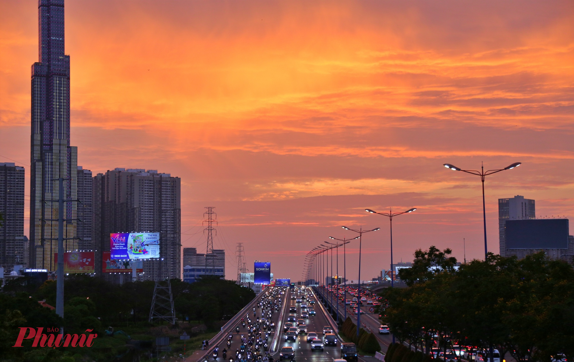 Theo nhiều nhiếp ảnh gia, hiện tượng mặt trời lặn trùng đúng vị trí cầu Sài Gòn chỉ diễn ra trong một vài ngày nhất định trong năm, phụ thuộc vào quỹ đạo chuyển động của mặt trời. Chính sự hiếm hoi ấy khiến nhiều người không ngại di chuyển quãng đường xa, đứng chờ hàng giờ đồng hồ chỉ để ghi lại vài phút ngắn ngủi của hoàng hôn.