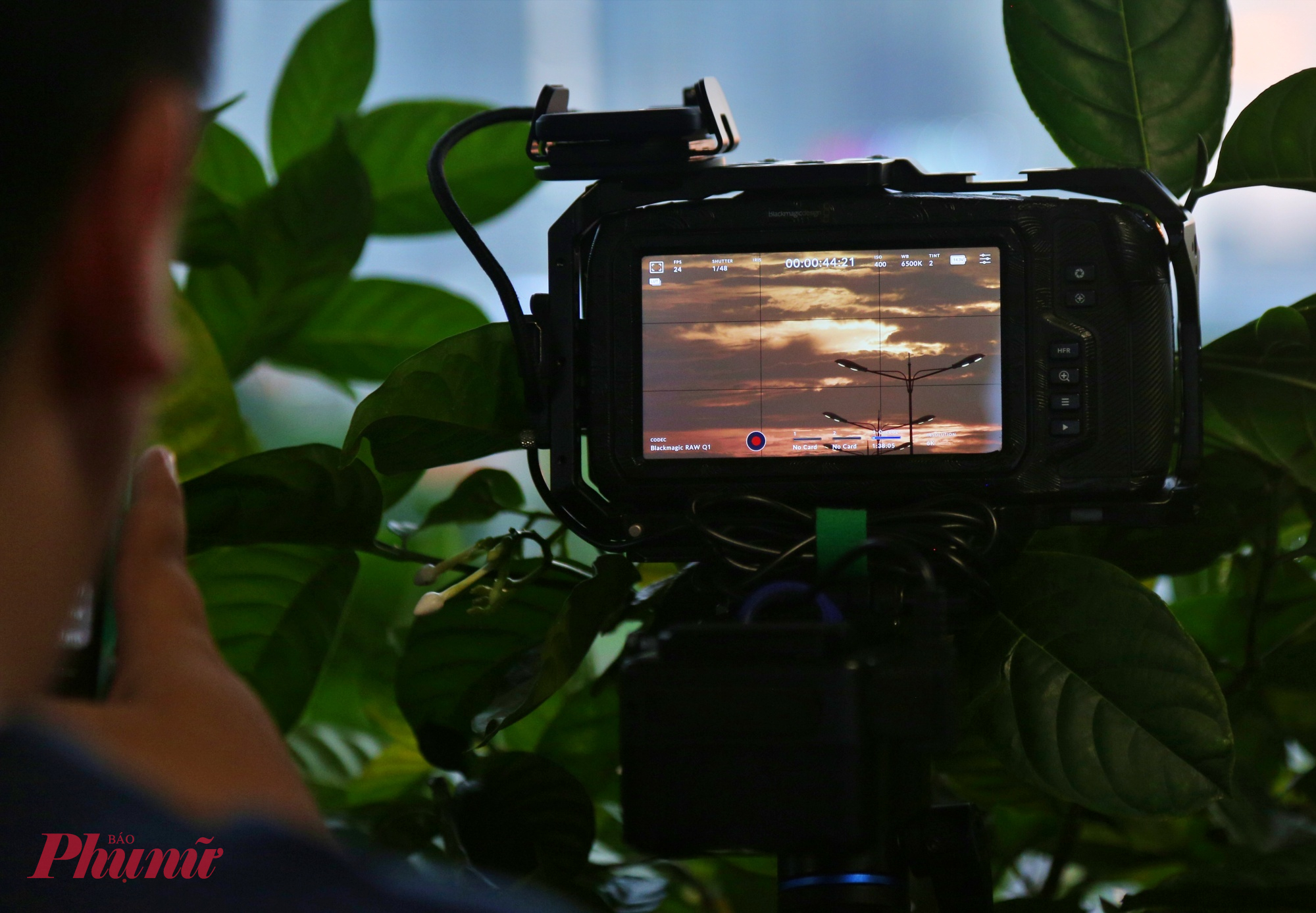 “Mấy hôm nay tôi thấy mọi người rần rần đăng ảnh khoảnh khắc mặt trời lặn trên cầu Sài Gòn khiến tôi rất thích, vì vậy hôm nay phải sắp xếp công việc đến đây canh. Cảnh mặt trời lặn lúc hoàng hôn này tôi thấy rất hiếm, có thể một năm mới có một lần. Tôi đã thấy nhiều khoảnh khắc mặt trời lặn đẹp tương tự, nhưng khoảnh khắc mặt trời lặn trên đường phố như thế này rất hiếm, rất đặc biệt. Tôi chụp khoảnh khắc tuyệt vời này để làm lưu niệm”, anh Hòa chia sẻ.