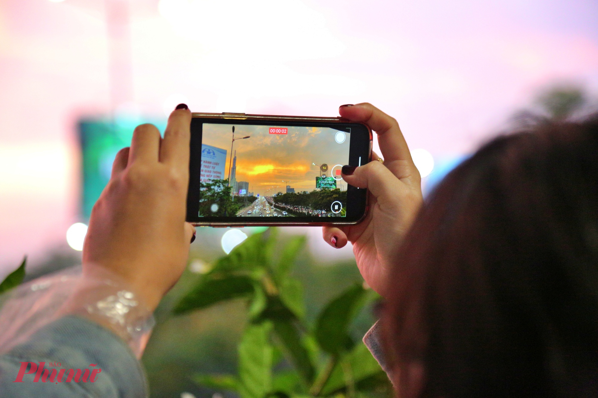 Rất nhiều người dan, khách đi metro tranh thủ dừng lại dùng điện thoại ghi lại khoảnh khắc tuyệt đẹp trên cầu Sài Gòn 