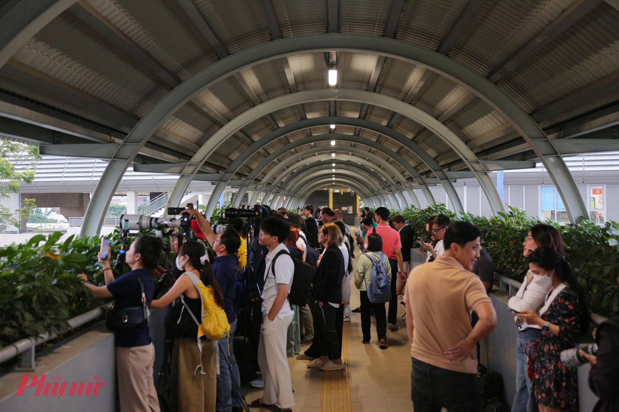 Khi mặt trời còn lơ lửng trên nền trời, khu vực cầu đi bộ metro Thảo Điền đã đông kín người.