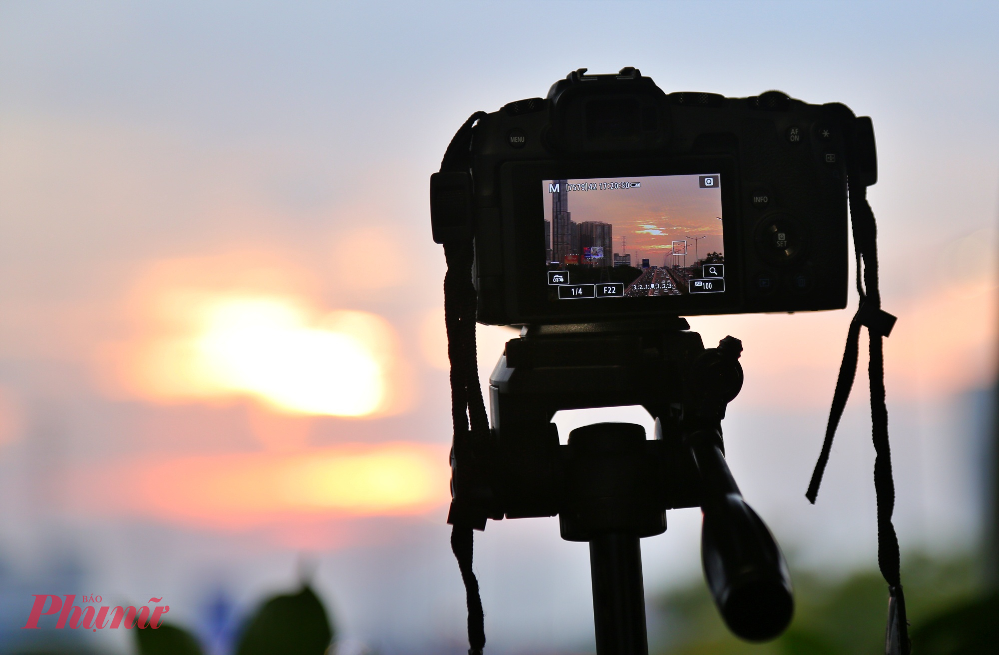 Trời chuyển sang màu cam đỏ rực là dấu hiệu mặt trời sắp ló dạng rồi lặn xuống.