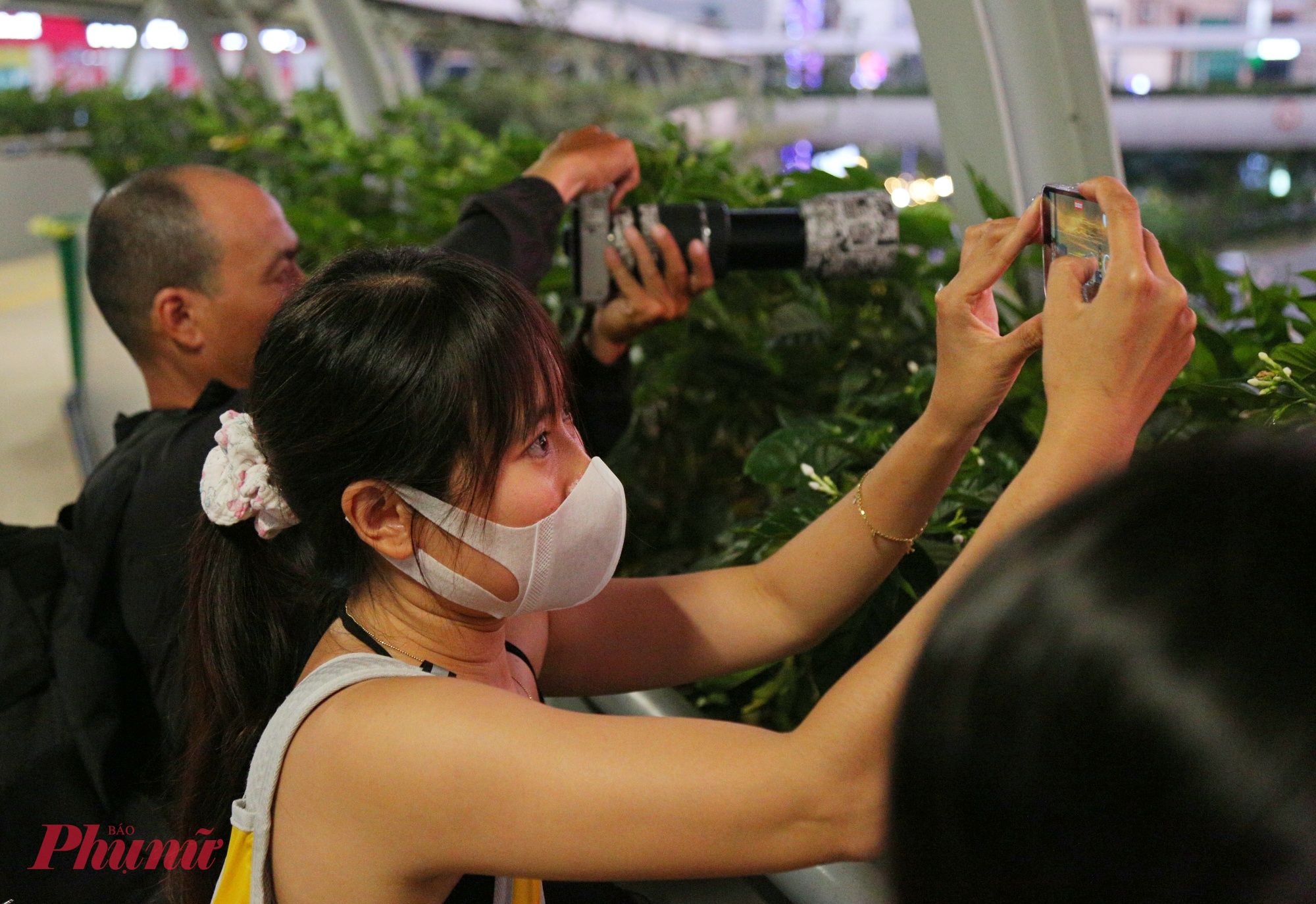 Chị Yến Phi (32 tuổi) cùng một người bạn cũng có mặt từ sớm để “giữ chỗ”. “Tôi thấy nhiều tấm ảnh hoàng hôn mặt trời lặn rất đẹp, khoảnh khắc mặt trời đỏ rớt xuống chỗ cầu Sài Gòn mà mọi người hay gọi là ‘trứng gà rớt trên cầu Sài Gòn’. Khoảnh khắc này khiến tôi rất ấn tượng và không thể bỏ lỡ nên tôi từ Bình Chánh đi qua đây lúc hơn 16g để chuẩn bị điện thoại quay phim, máy ảnh lắp vào chân máy để săn ảnh”, chị nói.