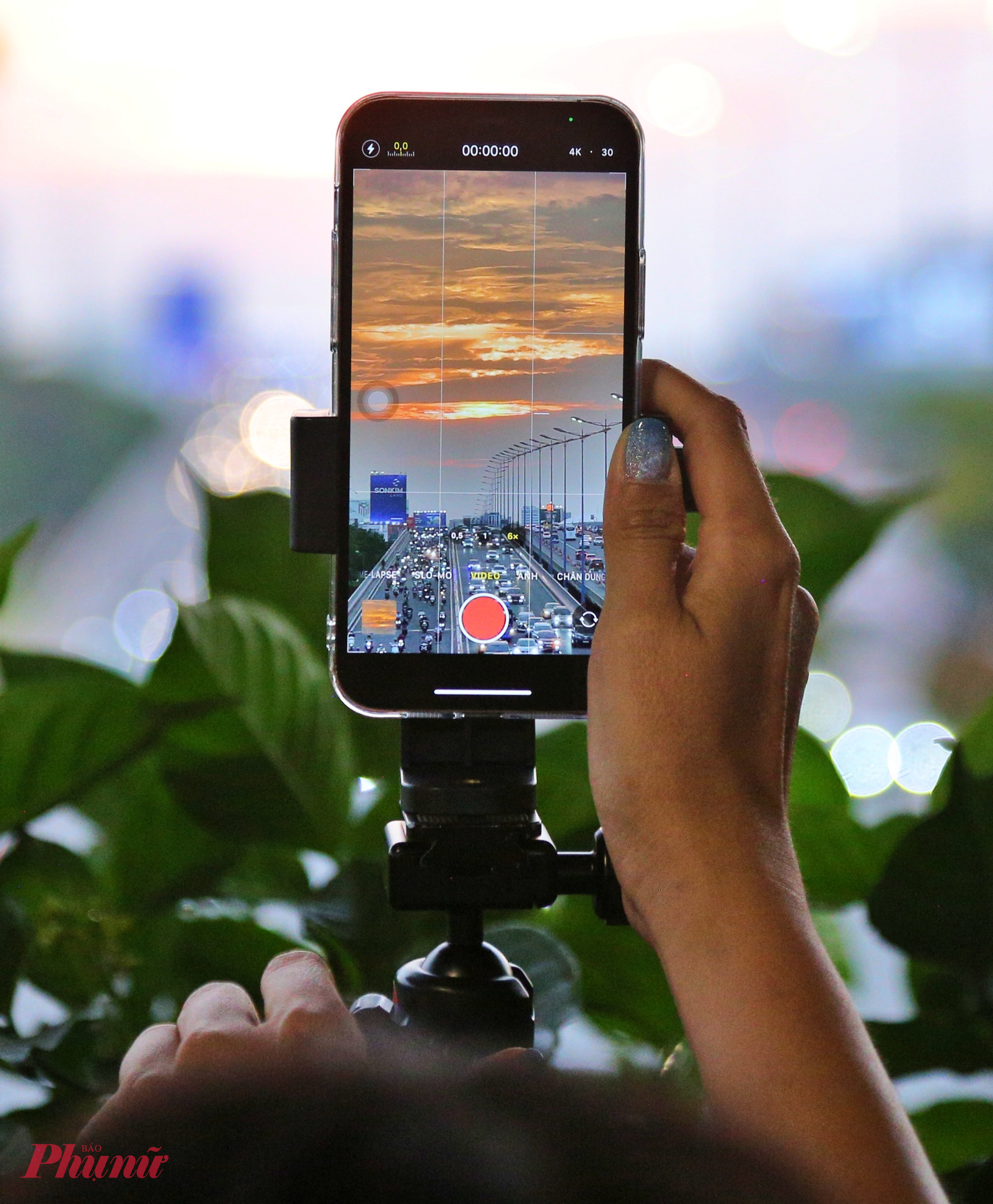 “Không uổng công chờ đợi hơn một tiếng đồng hồ, tôi đã săn được khoảnh khắc mặt trời len lỏi qua những đám mây, chiếu những tia nắng cuối cùng của ngày rồi rớt từ từ xuống cầu Sài Gòn. Mỗi ngày đều có vẻ đẹp khác nhau”, chị Yến Phi hào hứng chia sẻ khi xem lại thành quả trong máy.