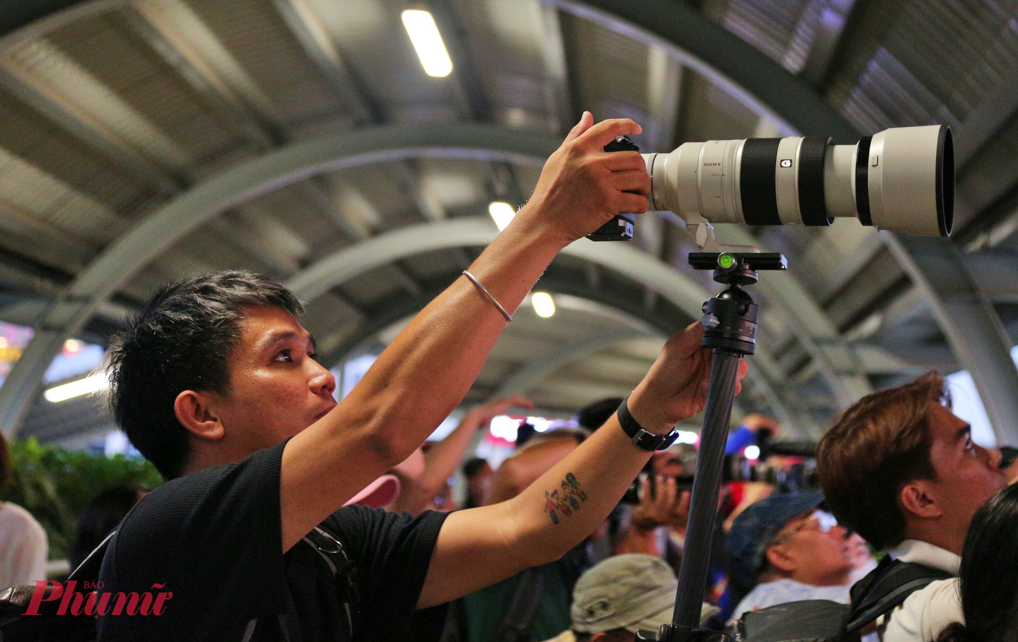 Khoảng 16g ngày 25/2, anh Võ Trung Hòa (41 tuổi, nhiếp ảnh gia ở TPHCM) có mặt tại cầu đi bộ metro Thảo Điền (tuyến Metro số 1 TPHCM, phường Bình Trưng) để lắp đặt máy ảnh cố định vào chân máy, cẩn thận chỉnh từng thông số và tìm góc chụp ưng ý nhất. 