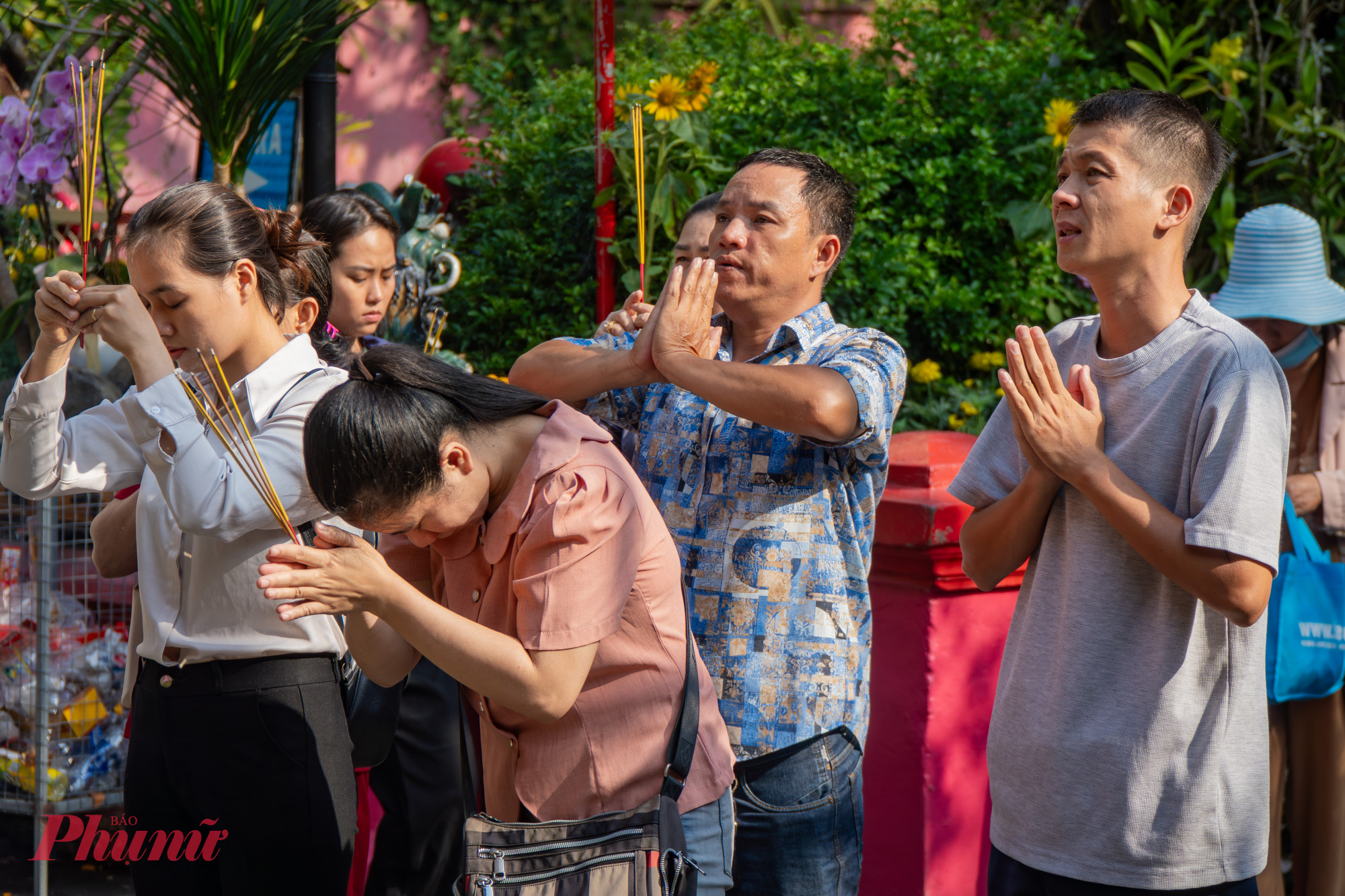 Sau khi đến cửa điện thắp nhang, người dân sẽ tiến vào bên trong chính điện để làm lễ. Theo đại diện chùa cho biết, để đảm bảo quy định PCCC nhà chùa chỉ cho phép người dân và du khách thắp nhang đèn phía bên ngoài sân chùa xong rồi mới được vào chánh điện để dâng lễ vật.