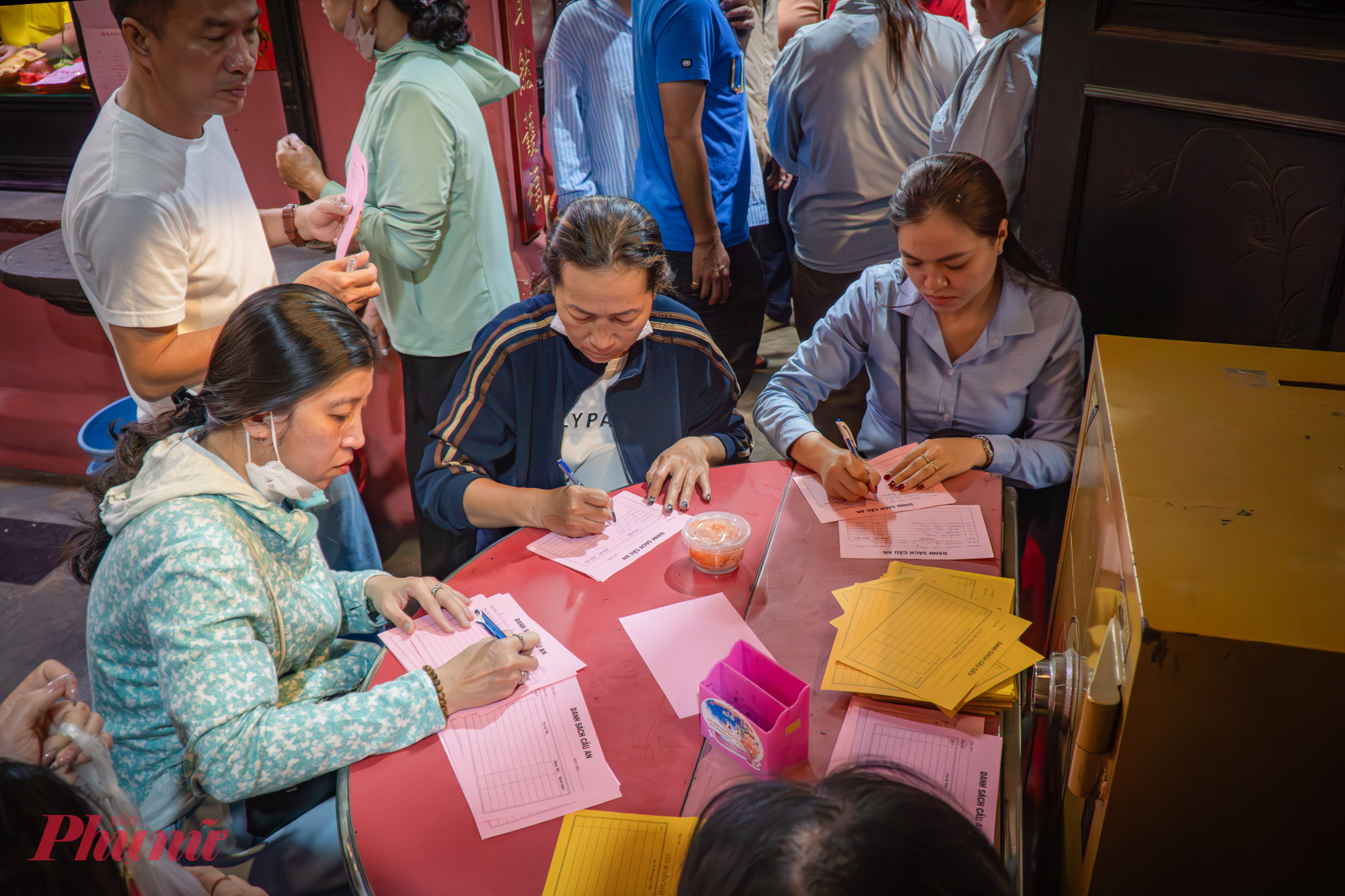 Sau khi cúng lễ tại các điện, người dân sẽ được hướng dẫn thường điền thông tin các thành viên trong gia đình vào 1 tờ khai mẫu để thực hiện tiếp việc cúng sao giải hạn. Đây là nghi thức cúng nhằm mang đến niềm tin sẽ nhận được sự che chở, phù hộ của các vị thần.