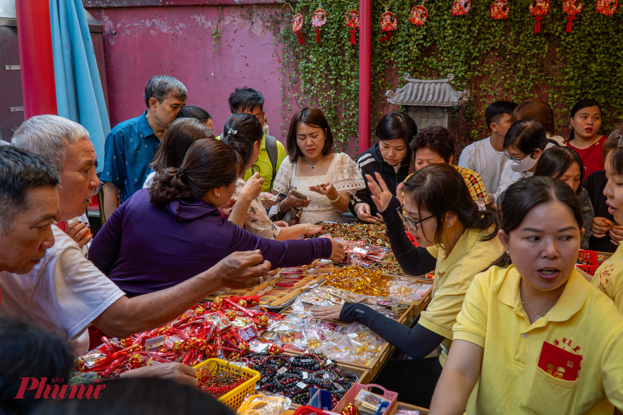 Ngoài ra, để tránh tình trạng bị chèo kéo, người dân còn có thể mua các lễ vật tại các quầy bên trong khuôn viên và chánh điện của chùa. Mỗi lễ vật sẽ có mức giá khác nhau, tuy nhiên giá chỉ dao động từ 40.000 - 70.000 đồng cho 1 mâm lễ vật được sắp xếp sẵn.