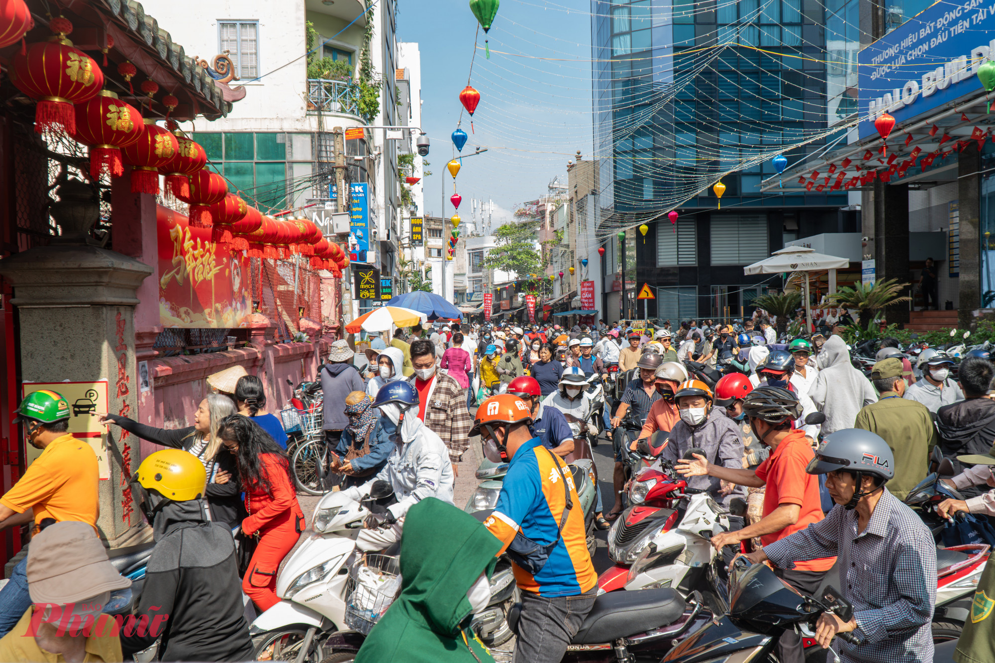 Theo ghi nhận của phóng viên vào trưa 25/2 (tức mùng 9 tháng giêng), có rất nhiều người dân đến chiêm bái, cầu tài lộc tại chùa Phước Hải (hay còn gọi là chùa Ngọc Hoàng), chùa vốn là điện thờ Ngọc hoàng thượng đế do người Hoa xây dựng đầu thế kỷ 20.