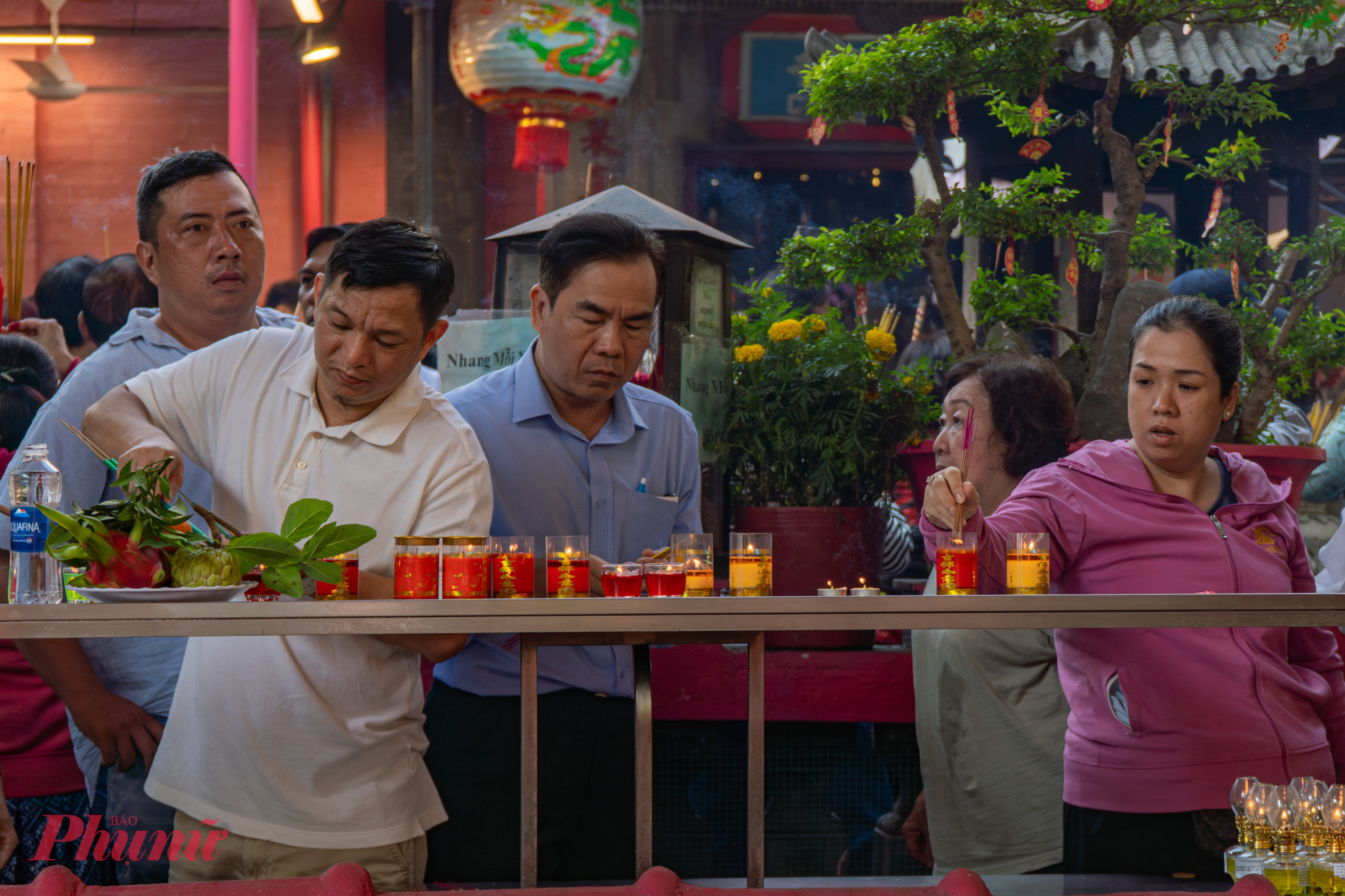 Lễ vía Ngọc Hoàng (còn gọi là cúng vía Trời) được tổ chức vào mùng 9 tháng Giêng hằng năm. Theo quan niệm dân gian, đây không chỉ là nghi thức tâm linh quan trọng dịp đầu xuân mà còn là dịp để người dân bày tỏ lòng tri ân với trời đất, tổ tiên, cầu mong công việc hanh thông.