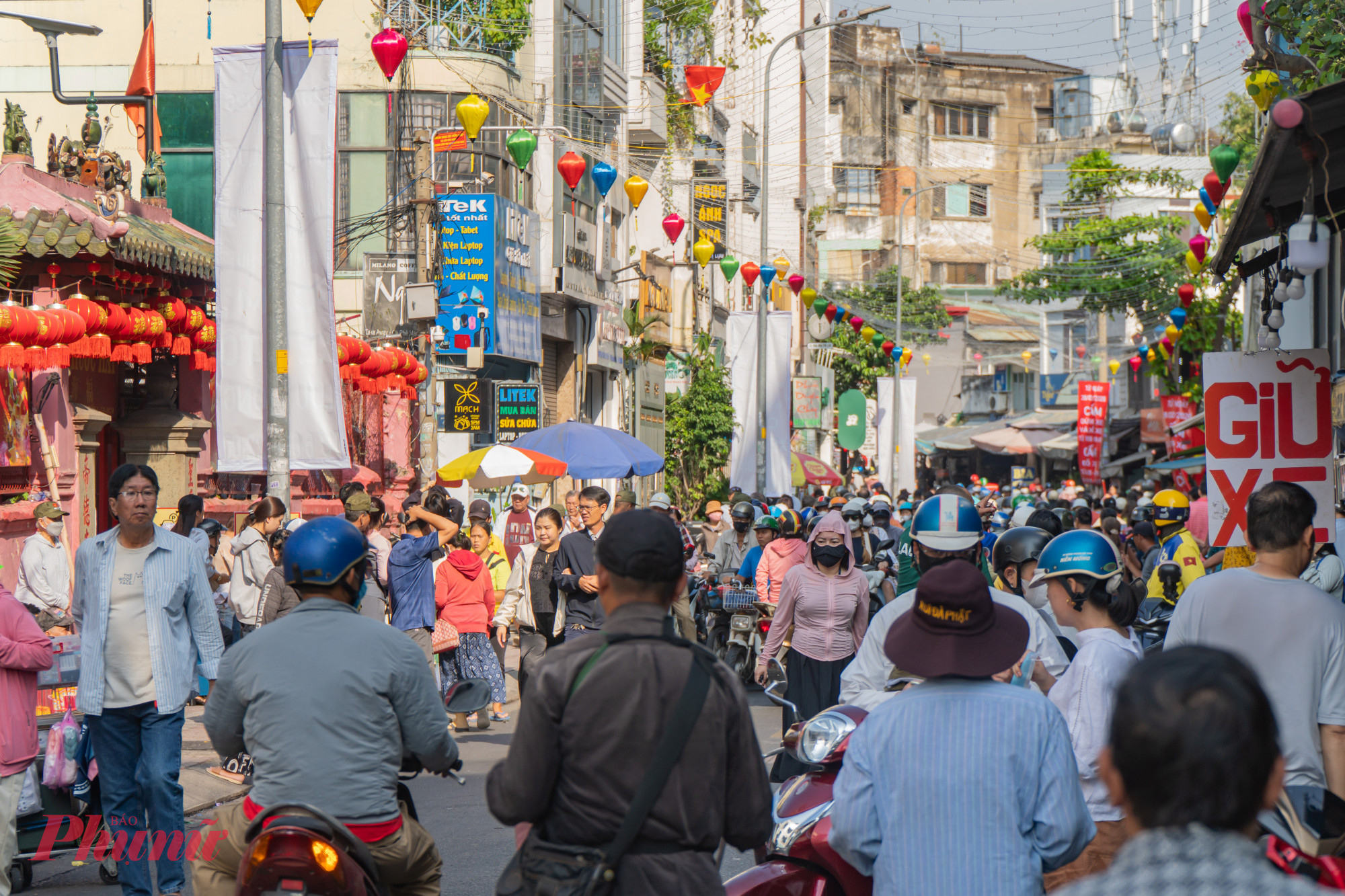 Càng về chiều, lưu lượng khách tham quan và người đến chùa Phước Hải chiêm bái càng đông khiến nhiều bãi giữ xe xung quanh chùa trở nên quá tải.