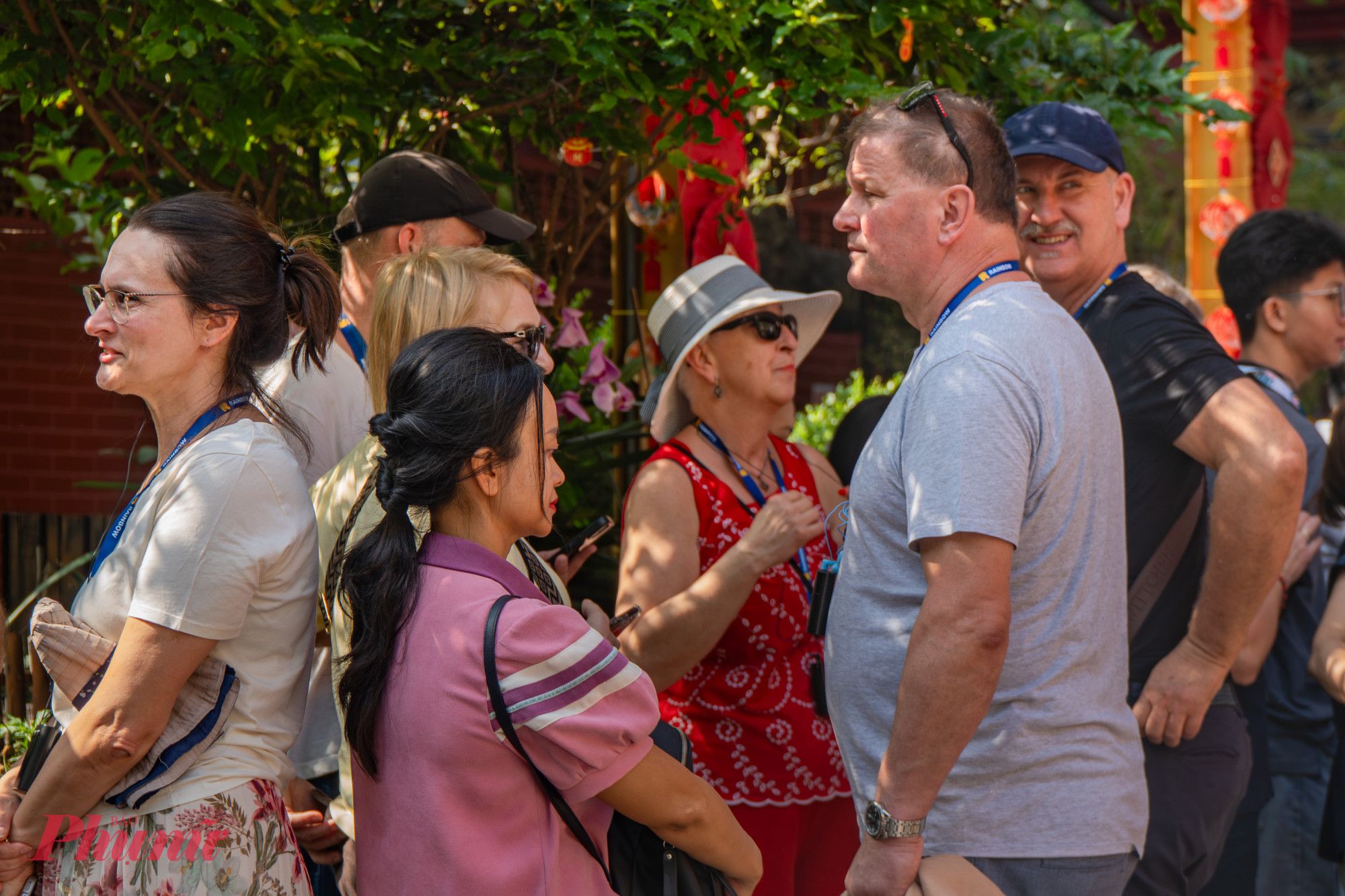  Trong ngày vía trời, chùa Phước Hải cũng đã đón hàng chục đoàn khách quốc tế ghé thăm quan, chiêm bái và tìm hiểu phong tục người Việt Nam. Trong ngày vía Trời, chùa Phước Hải cũng đã đón hàng chục đoàn khách quốc tế ghé thăm quan, chiêm bái và tìm hiểu phong tục vía trời của người Việt Nam. Theo ghi nhận, các đoàn khách quốc tế đều đến từ các quốc gia Châu Âu.