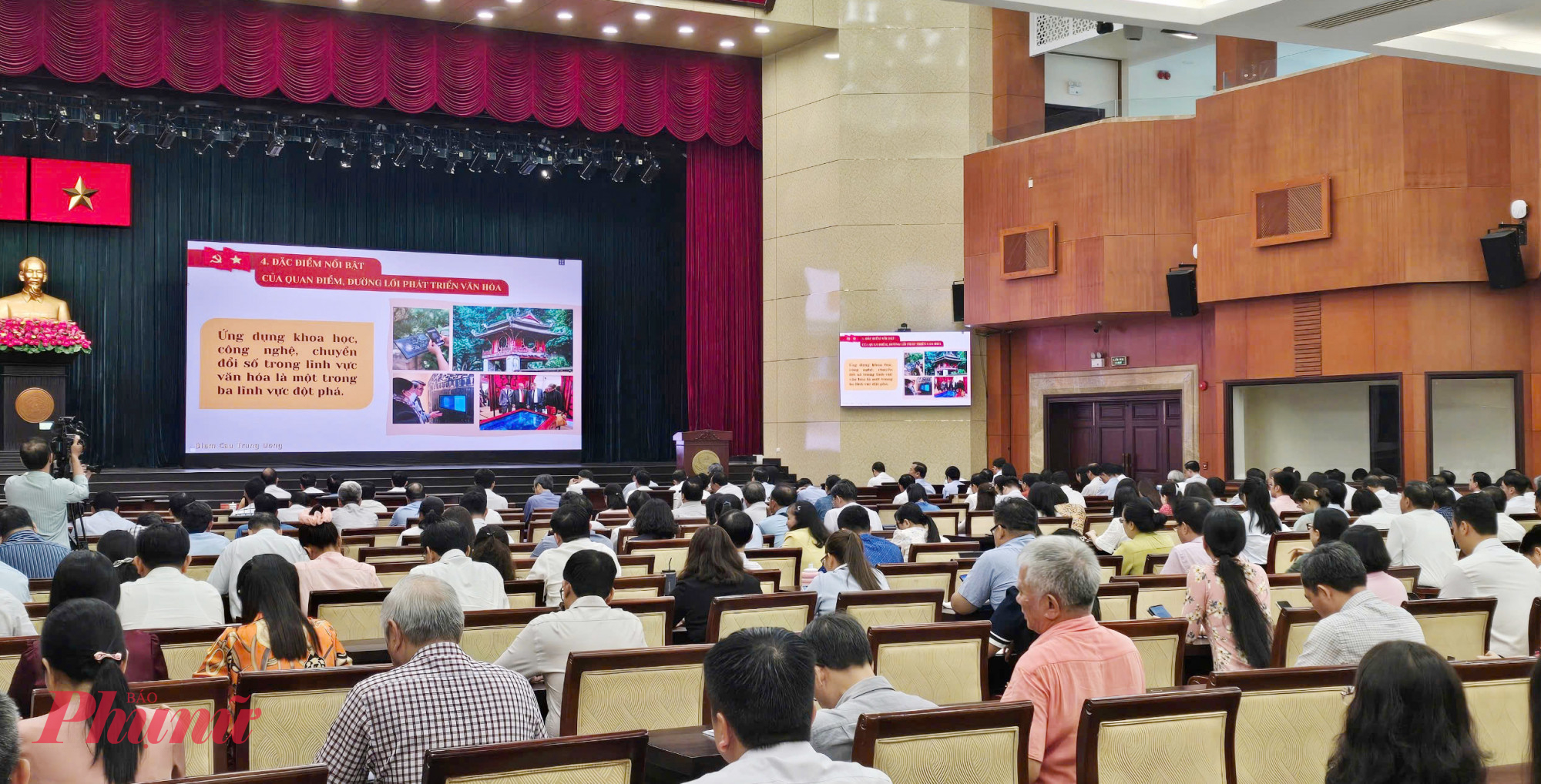 Các đại biểu tại Điểm cầu TPHCM tham gia học tập Hội nghị toàn quốc nghiên cứu, học tập, quán triệt và triển khai thực hiện Nghị quyết số 79-NQ/TW về phát triển kinh tế Nhà nước và Nghị quyết số 80-NQ/TW về phát triển văn hóa Việt Nam của Bộ Chính trị. 