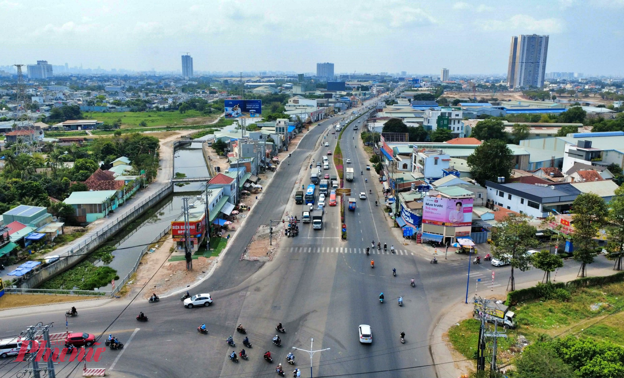 Đoạn từ cầu Ông Bố hướng về trung tâm TPHCM đã hoàn tất việc mở rộng mặt đường nhưng chưa thảm nhựa. Khu vực gần cổng chào Bình Dương vẫn còn ngổn ngang vật liệu xây dựng, cần thêm thời gian để hoàn thiện đồng bộ.