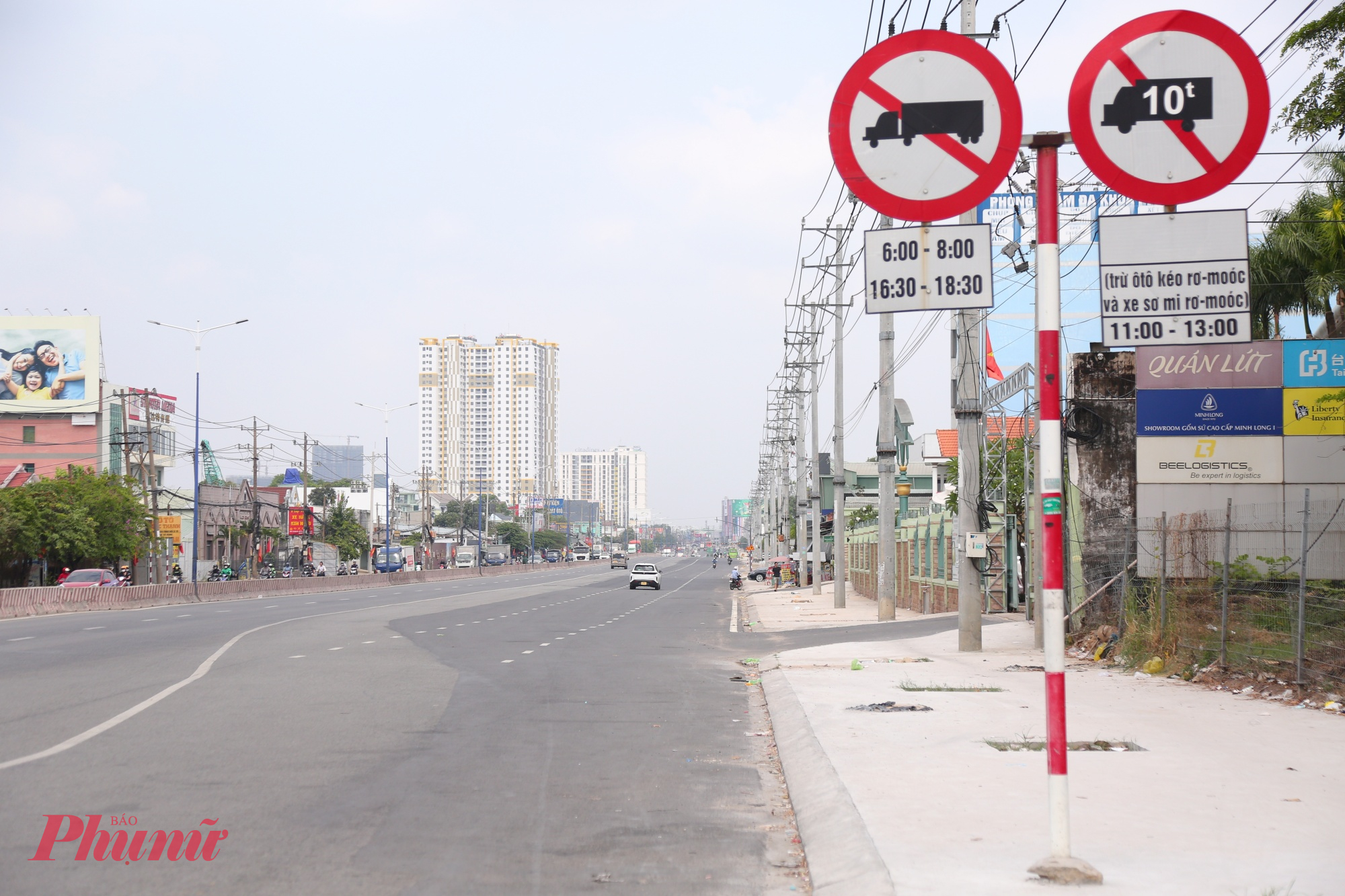 Hệ thống biển báo đã được lắp đặt.