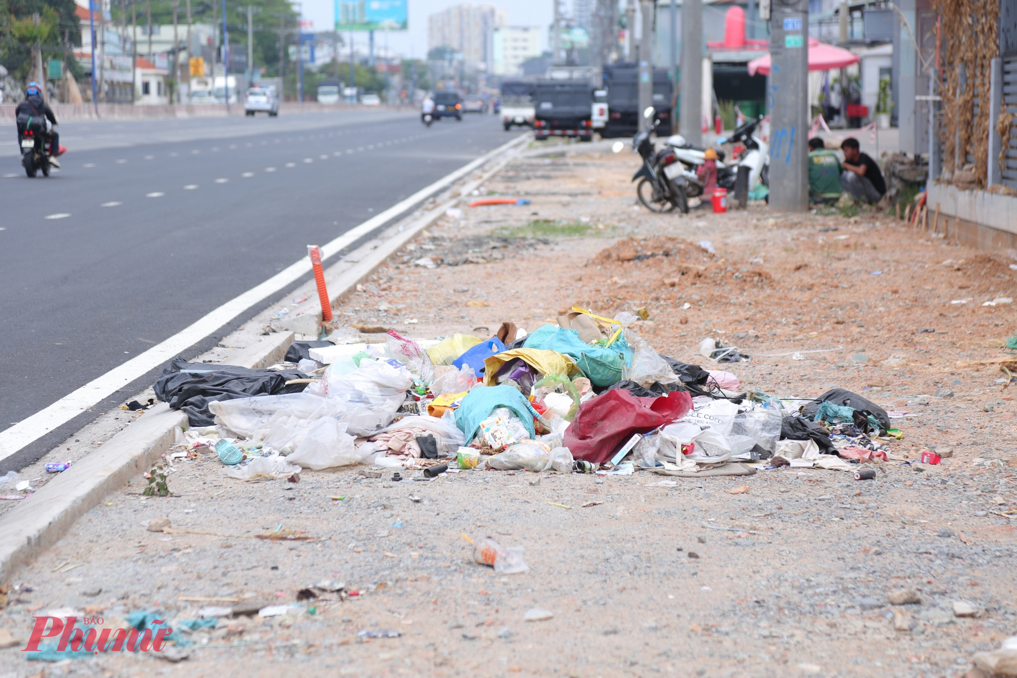 “Trong quá trình mở rộng, cuộc sống có phần đảo lộn, buôn bán cũng bị ảnh hưởng. Tuy nhiên, khi tuyến đường hoàn thành, tôi hy vọng việc kinh doanh sẽ thuận lợi hơn. Hiện nay phần đường mở rộng đã cho xe chạy, đi lại thông thoáng, không còn kẹt xe và đỡ bụi hơn trước, tôi rất mừng”, bà Băng chia sẻ và mong đơn vị thi công sớm hoàn thiện vỉa hè để người dân đi bộ an toàn, thuận tiện.