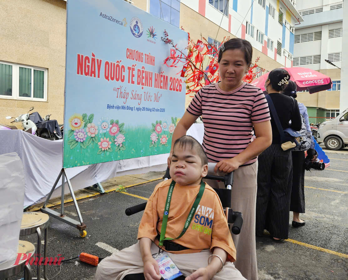 Chị Nguyễn Thị Thùy Dương (ở Cần Thơ) cho biết từ khi con bị bệnh, chị thuê trọ ở gần bệnh viện để vừa đi làm, vừa tiện chăm con. 