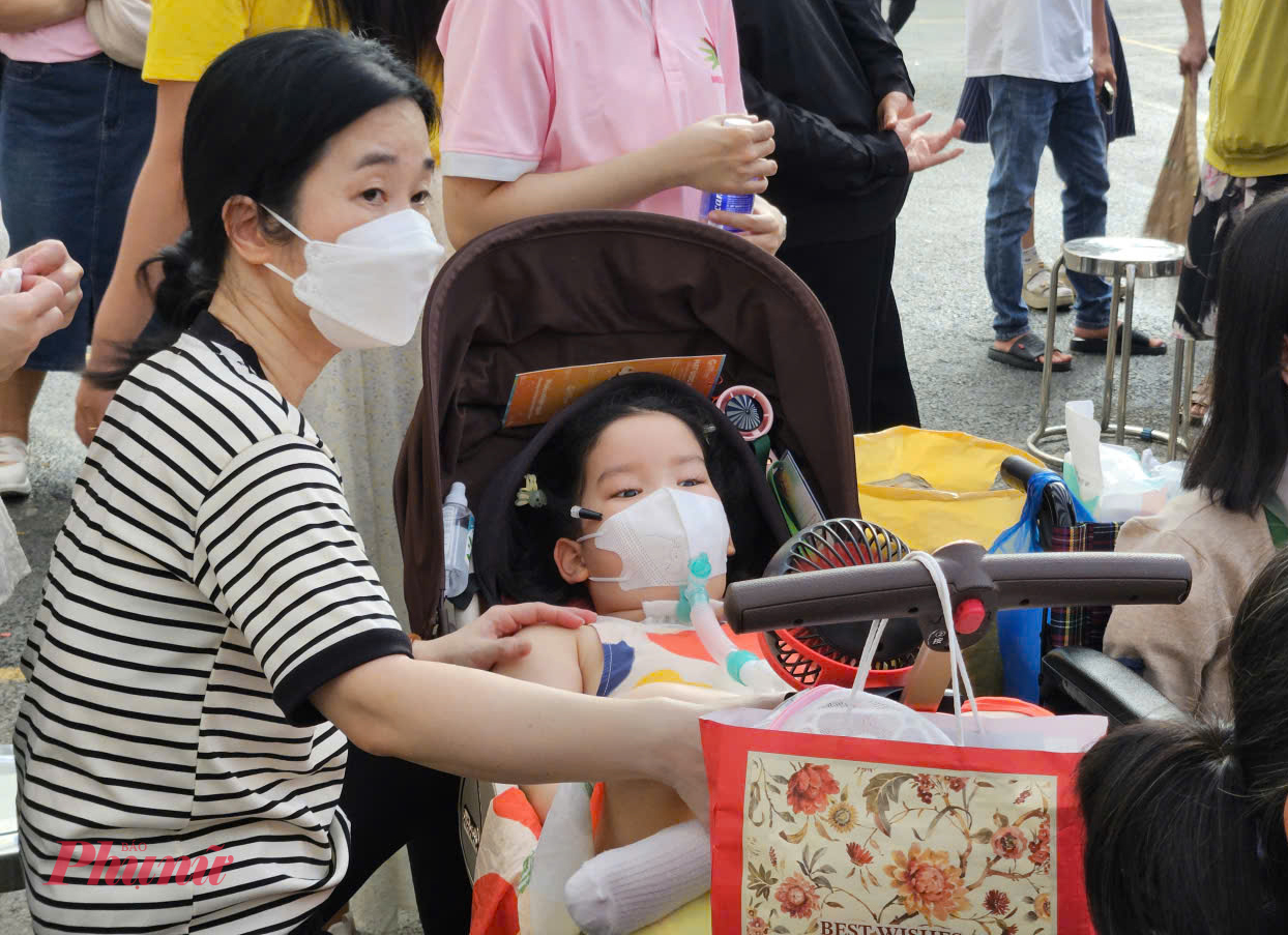 Được phát hiện mắc bệnh Pompe từ lúc 3 tháng tuổi, đến nay bé C.V.O. (5 tuổi, ở TPHCM) luôn được gia đình đưa đến tham gia ngày hội. Theo dì của bé, mặc dù con không thể vận động, phải thở máy qua nội khí quản nhưng O. còn rất tỉnh táo và lanh lợi