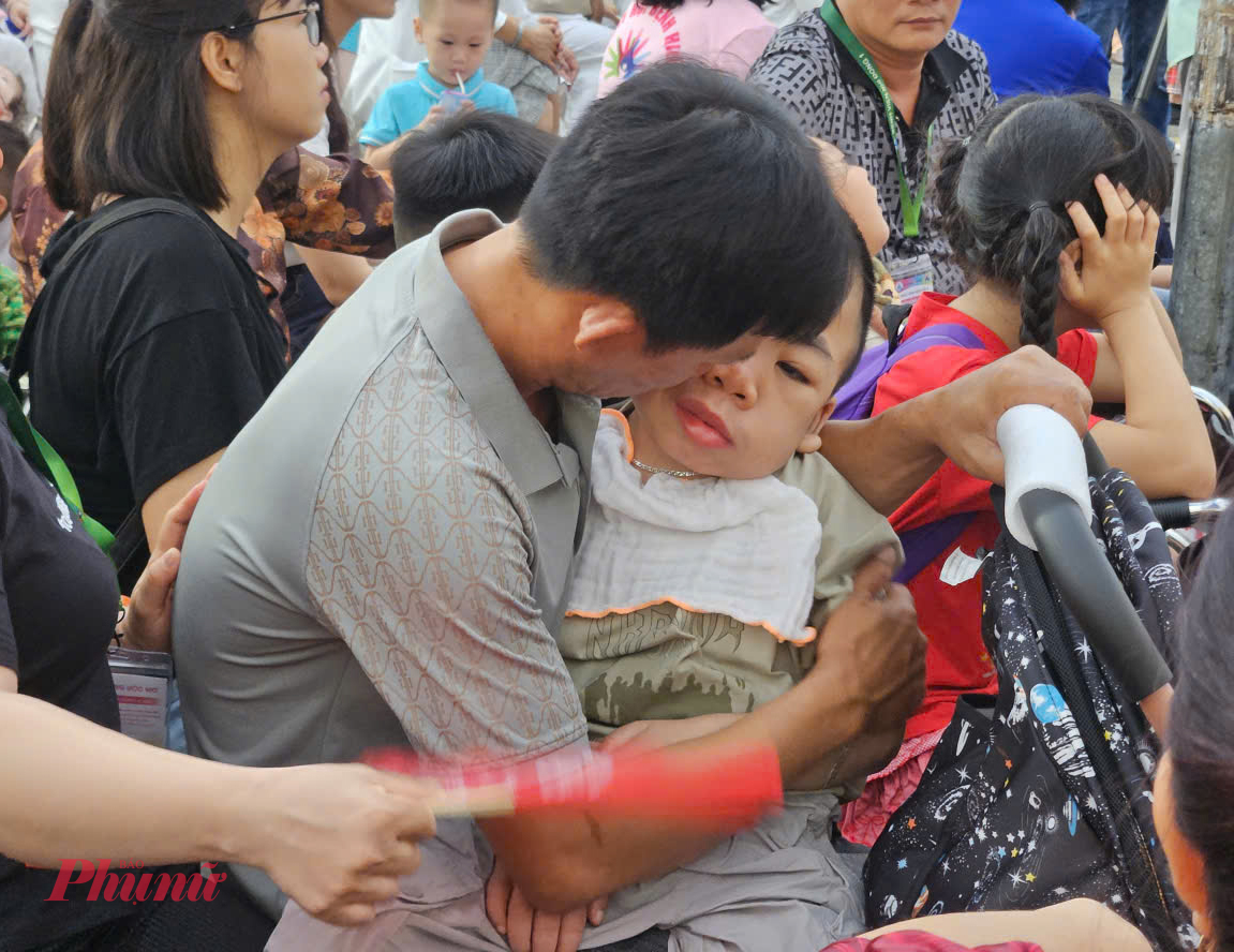 Trong ngày hội, các gia đình được gặp nhau, người đi trước tiếp bước cho người đến sau, sự cộng hưởng những sắc màu bệnh hiếm đã khiến ngày hội ấm áp và xúc động