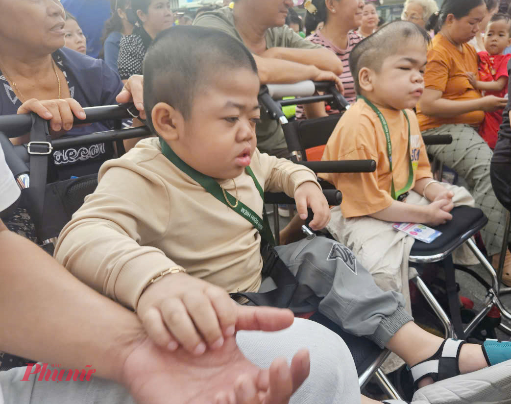 Bác sĩ cho biết, các em Dù mang trong mình những căn bệnh hiếm gặp, hiếm phương pháp điều trị, hiếm thuốc điều trị, nhưng chỉ cần không hiếm sự giúp đỡ, đồng hành từ cộng đồng, mỗi người bệnh hiếm sẽ không còn đơn độc