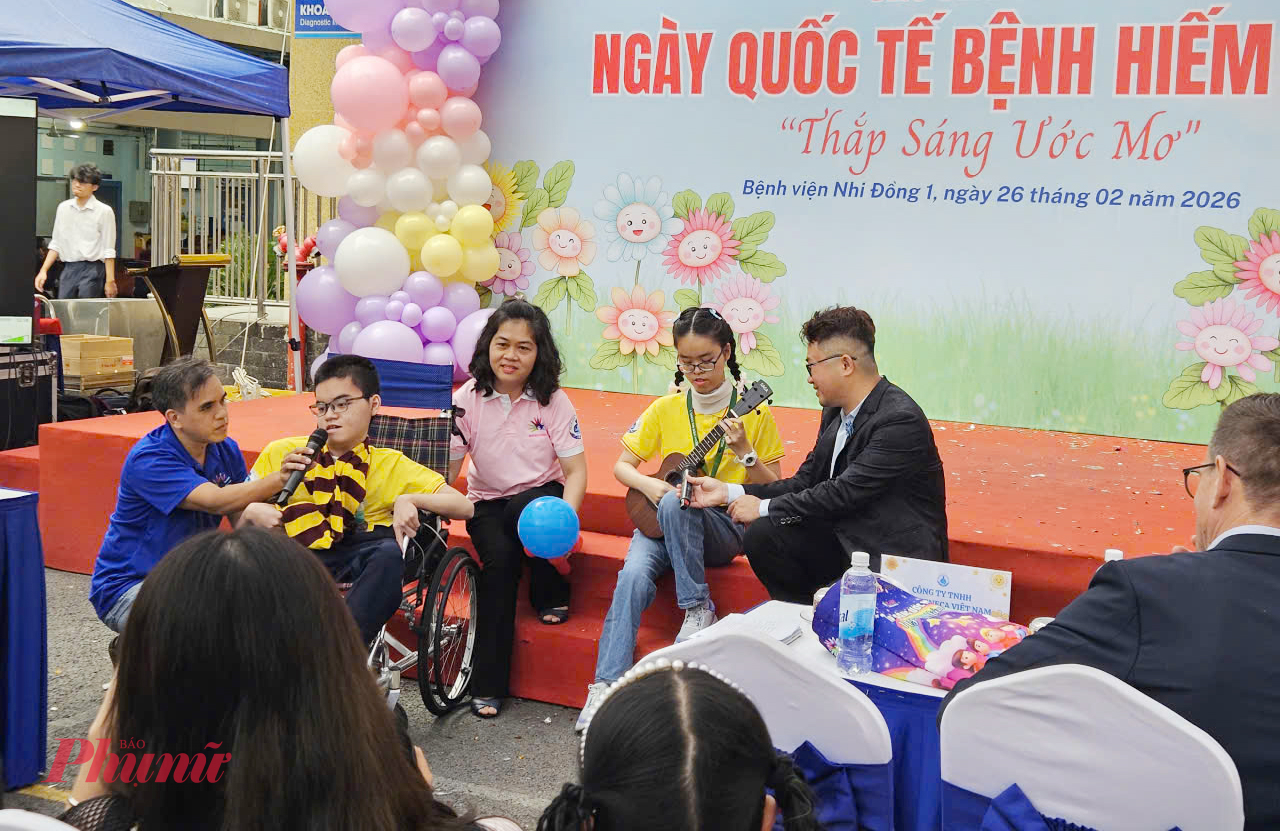 Các bé mắc bệnh hiếm trình diễn tiết mục của mình. Hiện ước tính chỉ có khoảng 50% bệnh nhân được BHYT chi trả một phần thuốc điều trị. Bên cạnh đó, việc được tài trợ miễn phí thuốc đặc trị Pompe được xem là một nguồn hỗ trợ quý báu cho những người nằm ngoài ngân sách BHYT