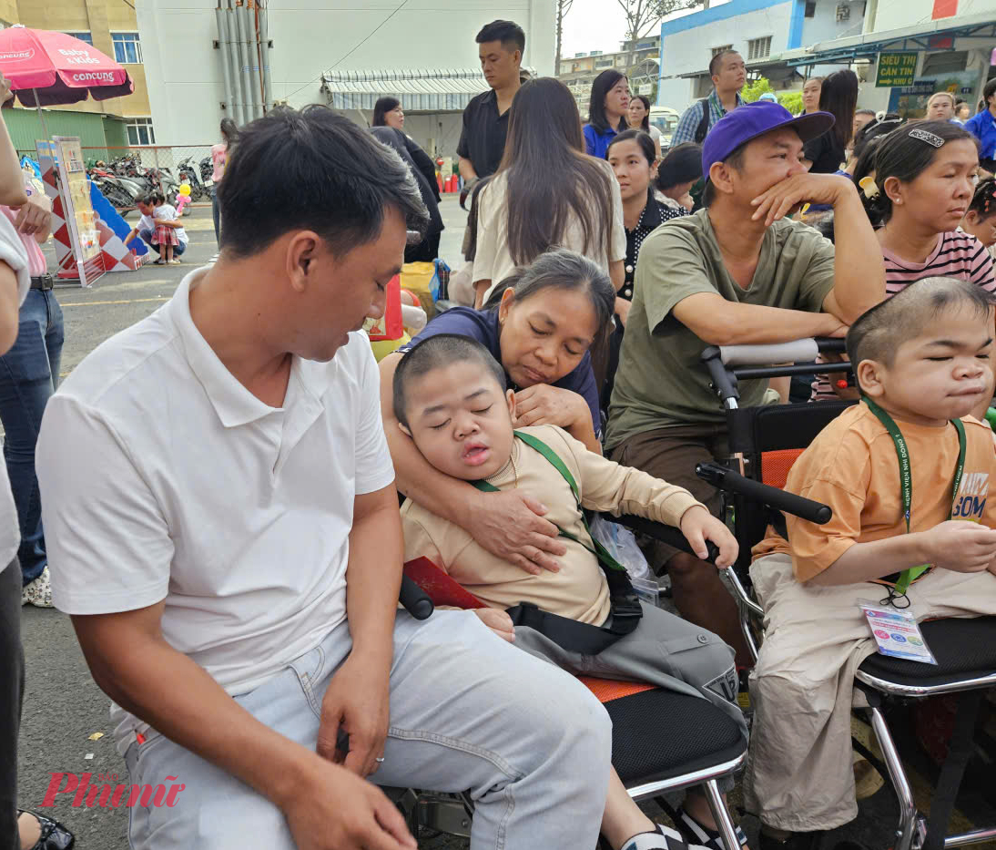 Một em bé luôn quấn lấy cha mình, thỉnh thoảng em làm nũng để được cha cưng chiều